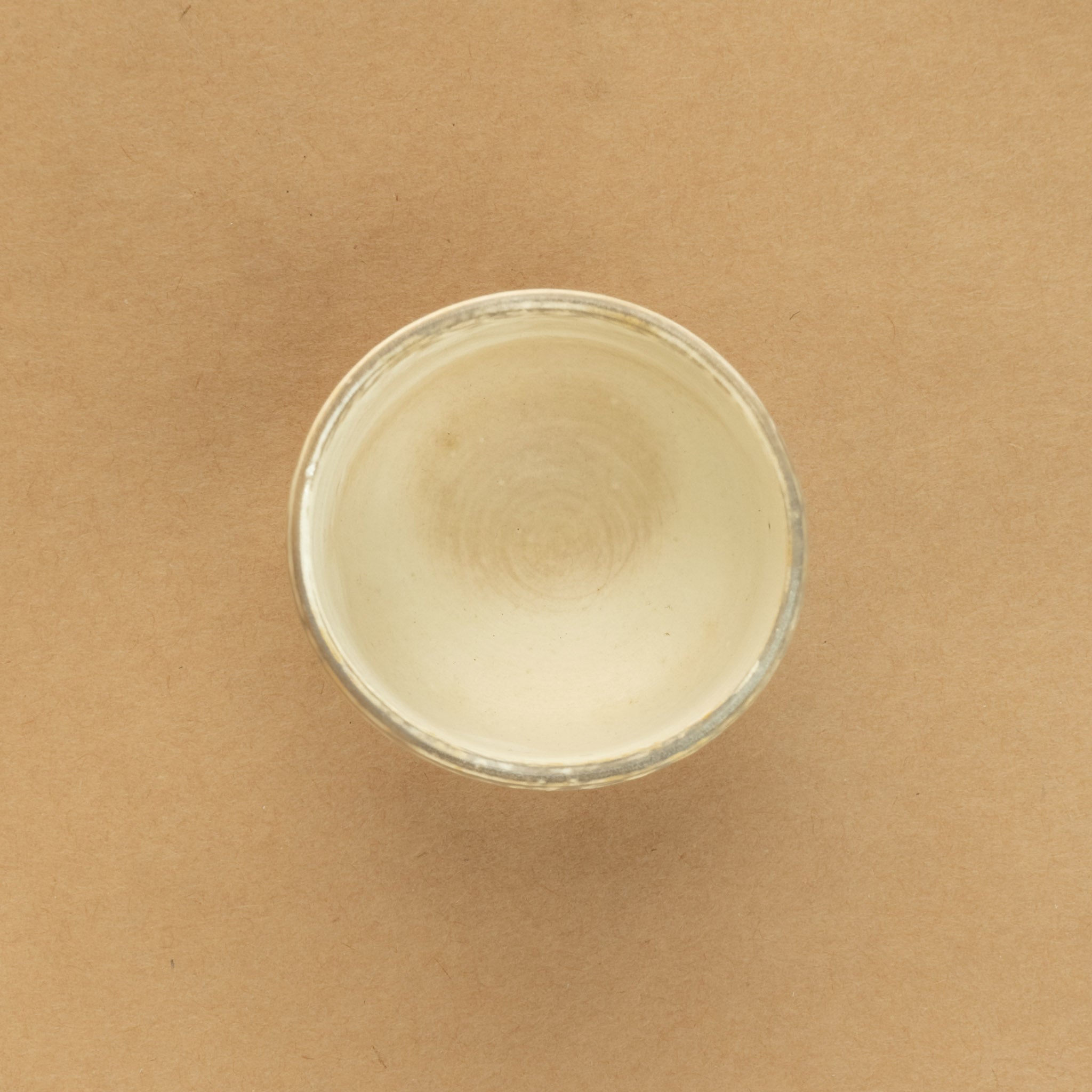 Taza de té de porcelana: Taza de té de porcelana elegante y delicada, perfecta para resaltar la experiencia del té.