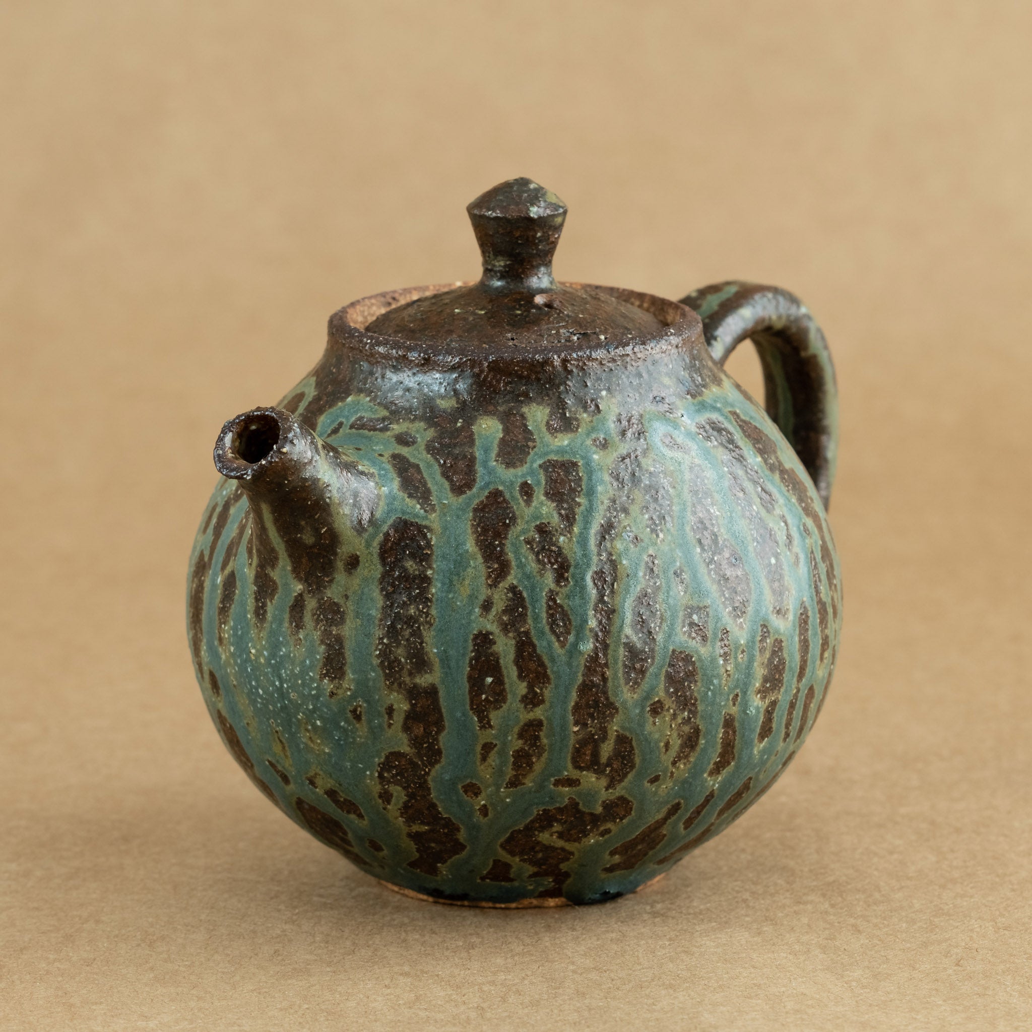 Tetera de gres: Elegante tetera de gres con acabados artesanales, ideal para preparar y disfrutar de tu té favorito.