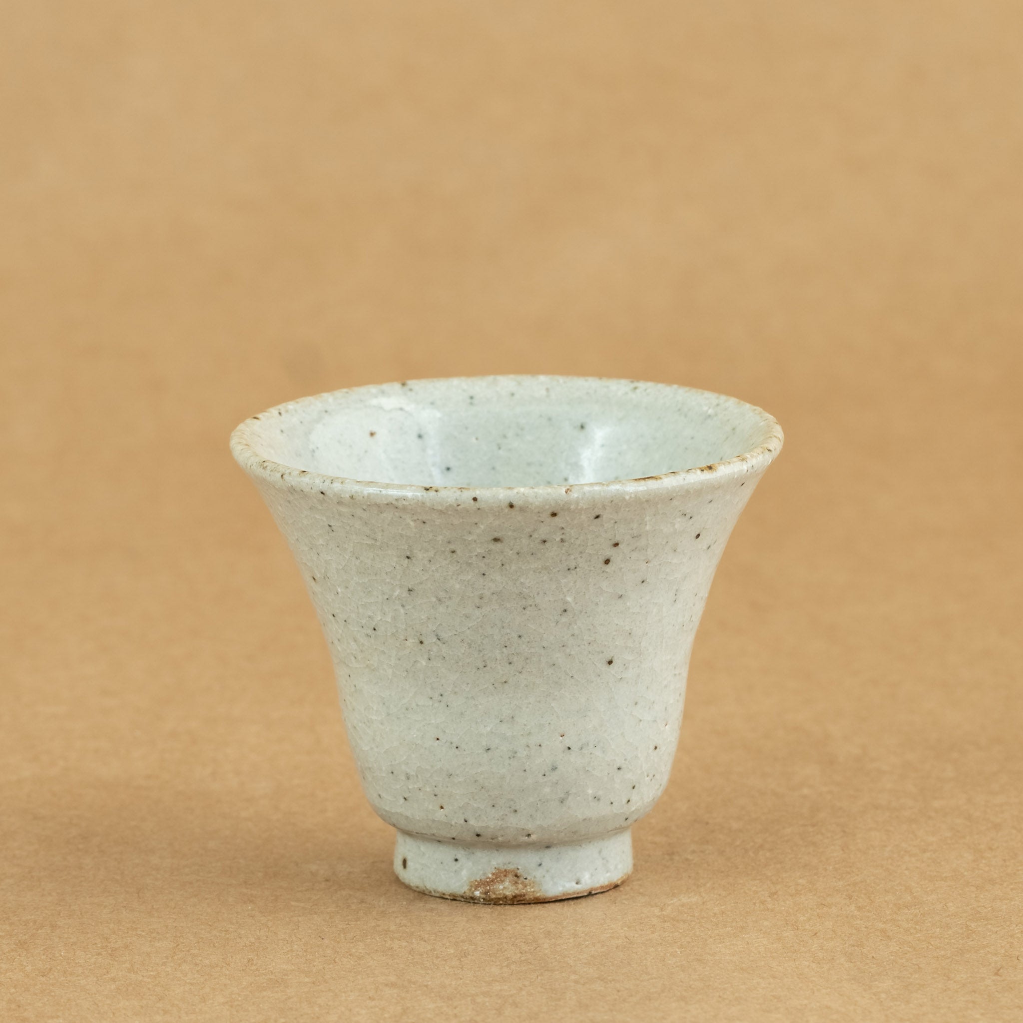 Taza de té de gres: Taza de té de gres resistente, diseñada para realzar el disfrute de tu bebida favorita.