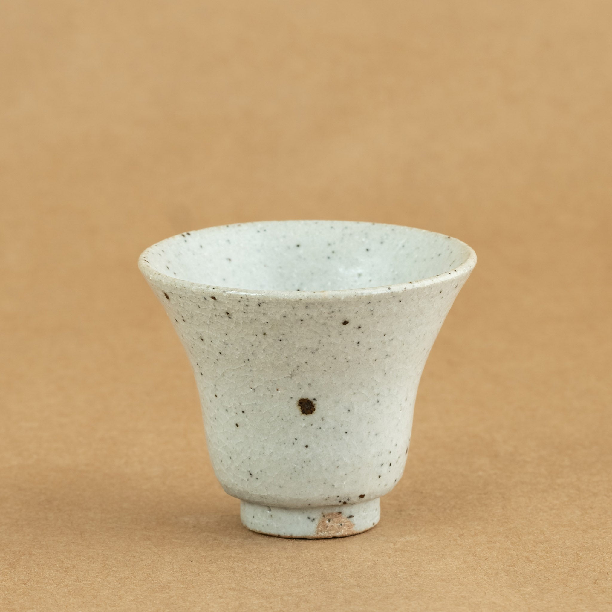 Taza de té de gres: Taza de té de gres resistente, diseñada para realzar el disfrute de tu bebida favorita.