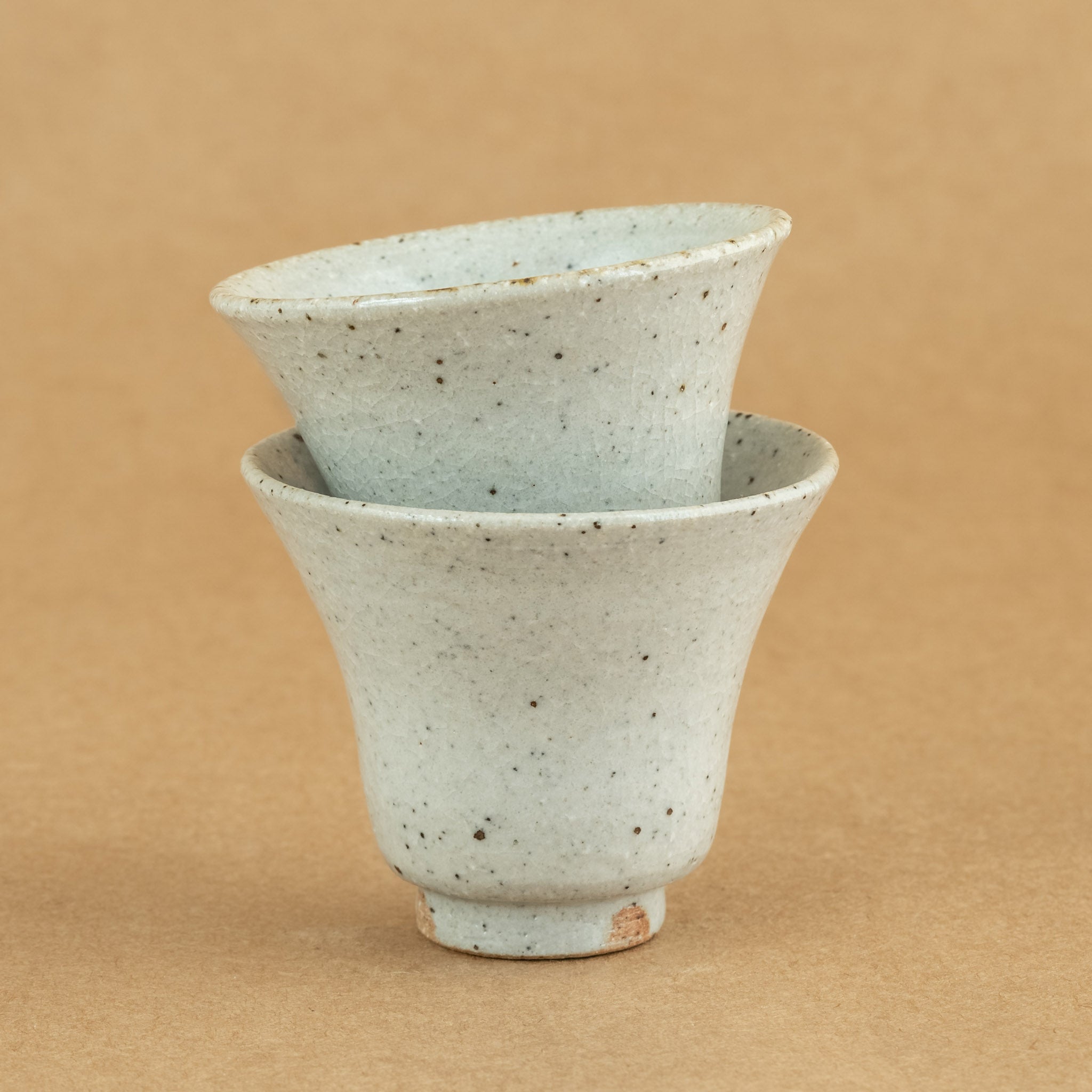Taza de té de gres: Taza de té de gres resistente, diseñada para realzar el disfrute de tu bebida favorita.