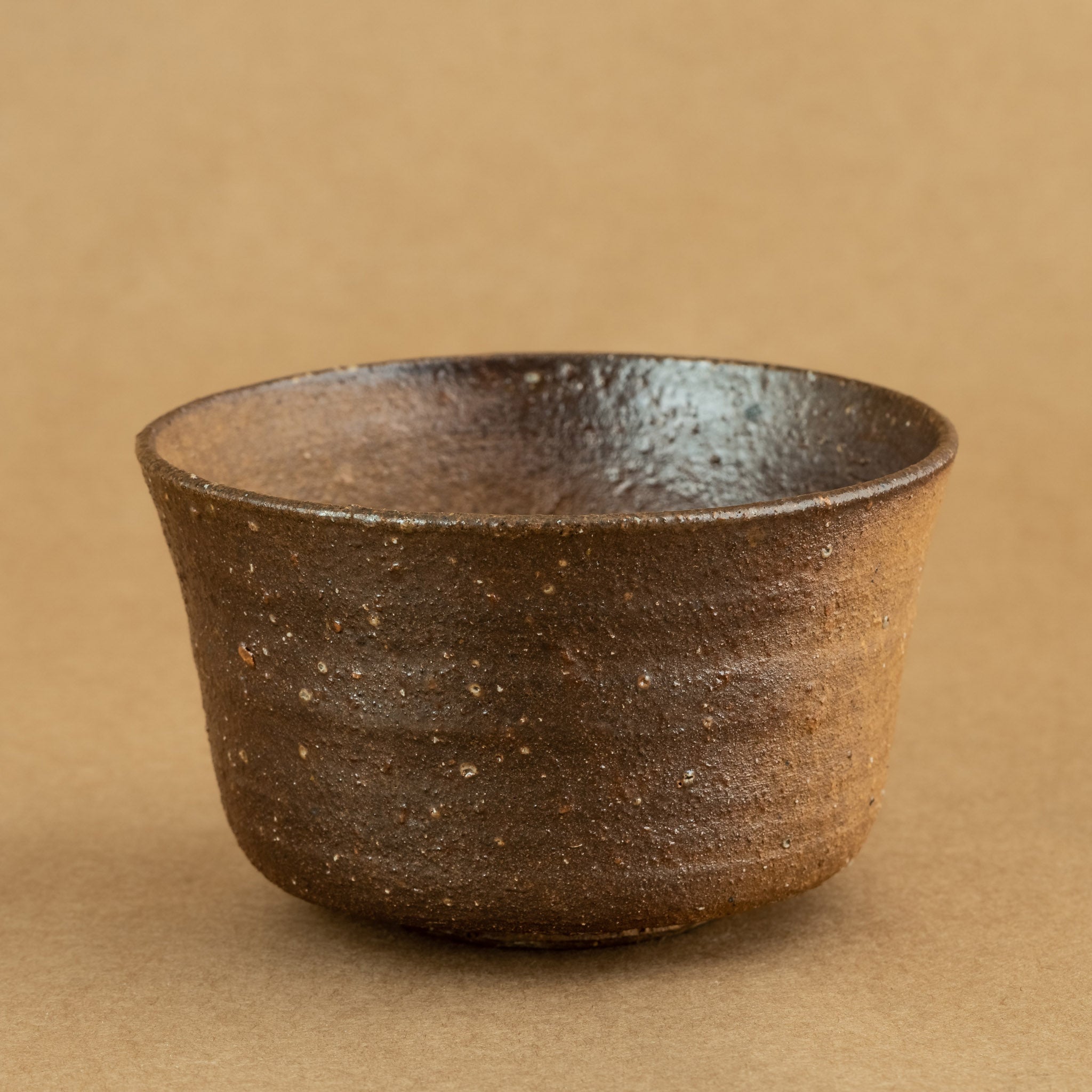 Chawan de gres: Chawan de gres, cuenco tradicional para la ceremonia del té, con detalles que expresan autenticidad.