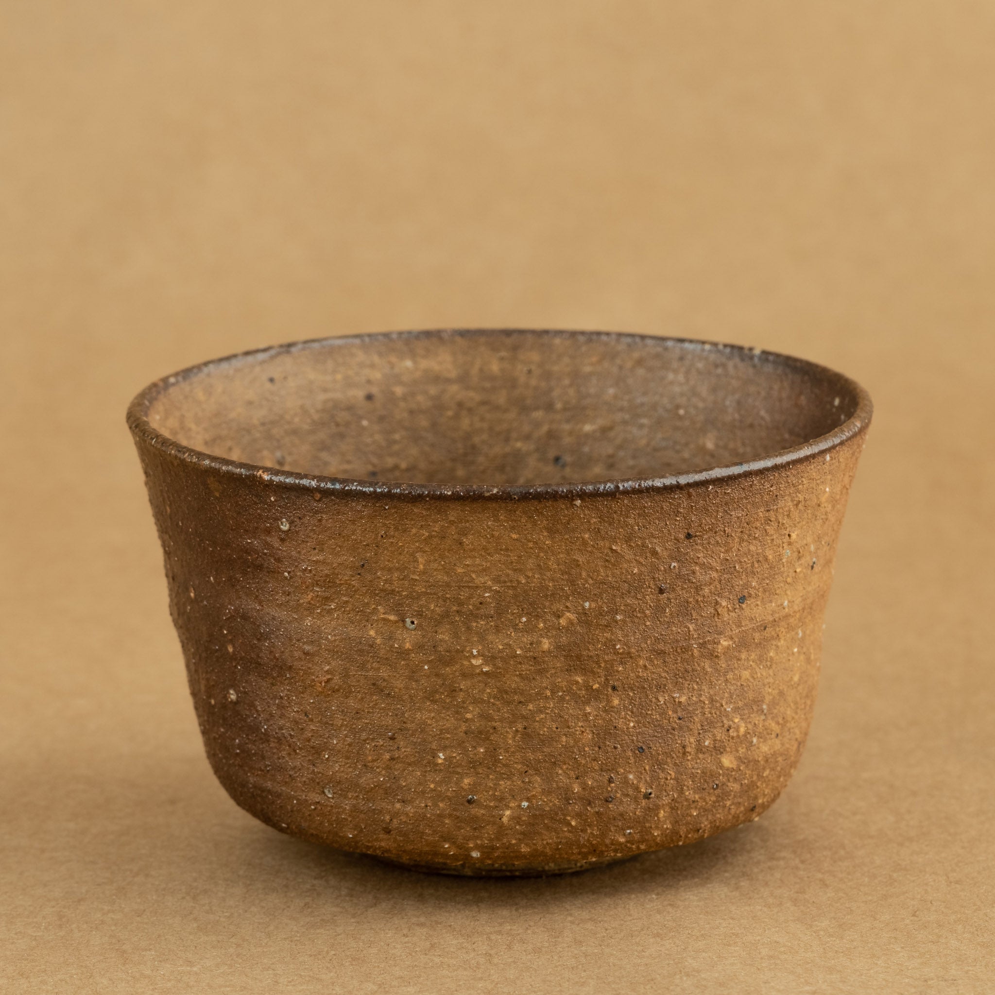 Chawan de gres: Chawan de gres, cuenco tradicional para la ceremonia del té, con detalles que expresan autenticidad.