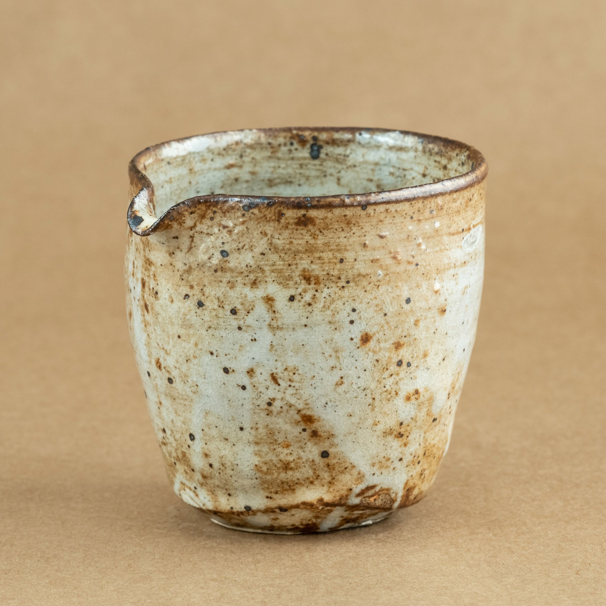 Cha Hai de gres: Cha Hai de gres, una elegante jarra de vertido utilizada en la ceremonia del té, diseñada para disfrutar y apreciar la belleza de la infusión.