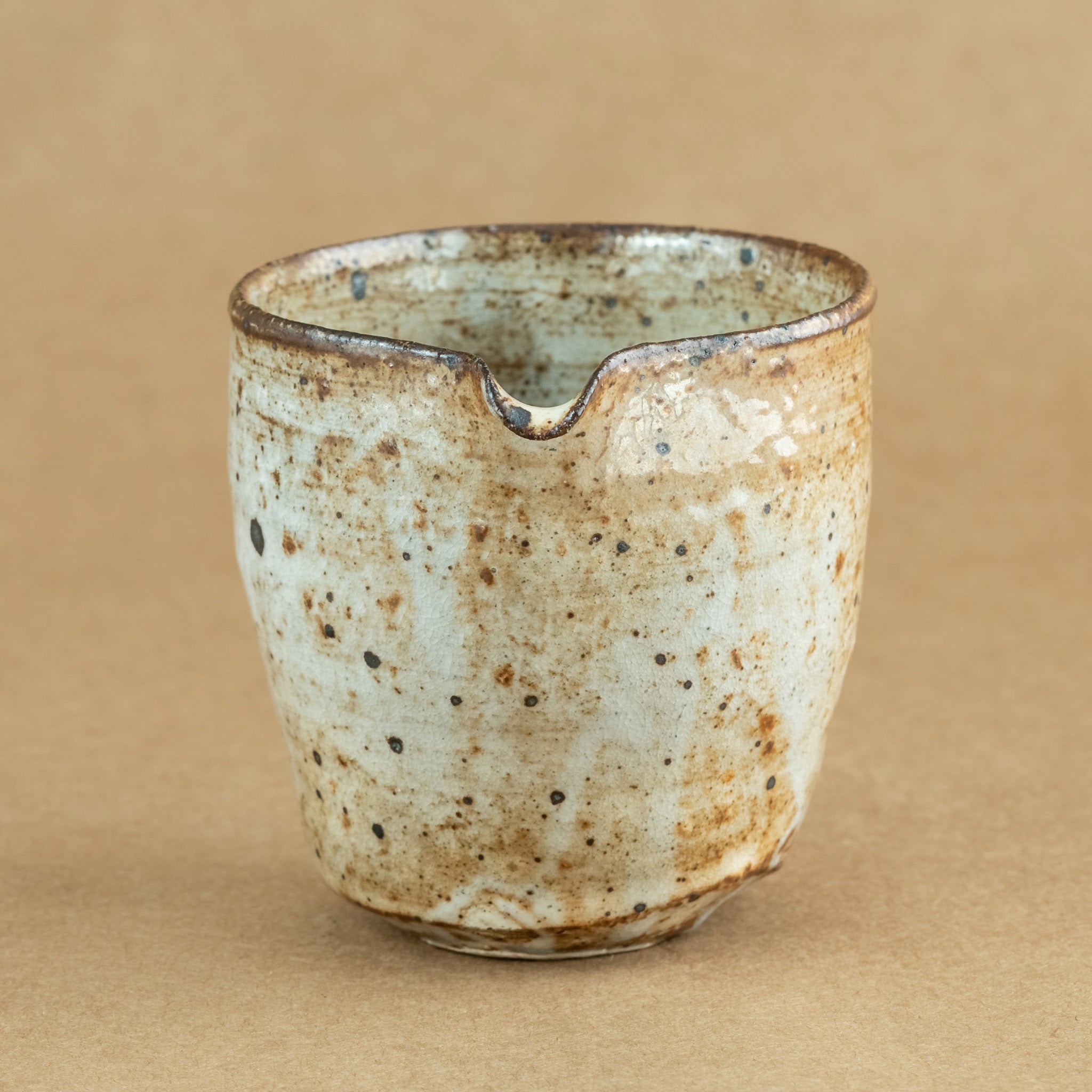 Cha Hai de gres: Cha Hai de gres, una elegante jarra de vertido utilizada en la ceremonia del té, diseñada para disfrutar y apreciar la belleza de la infusión.