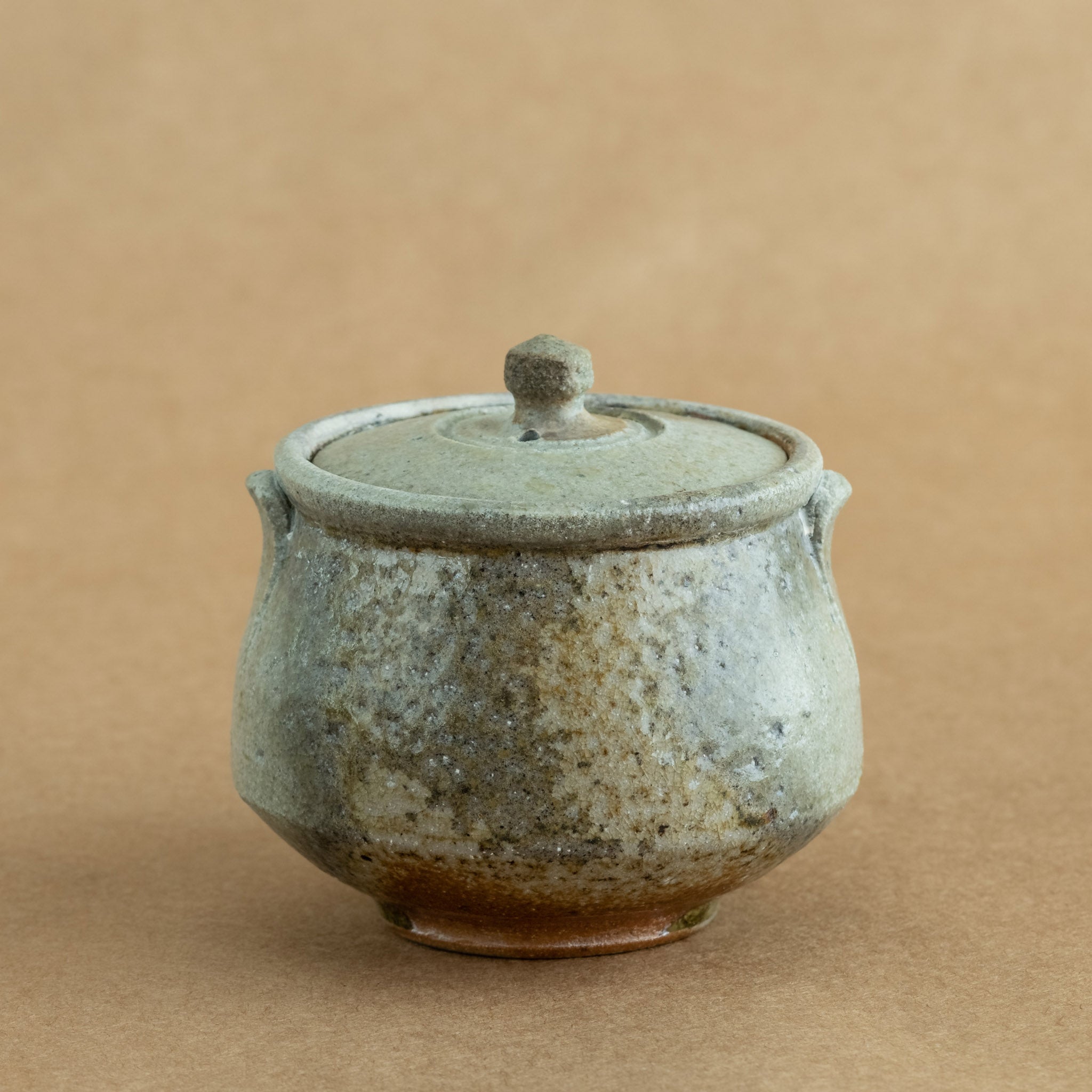 Hohin de gres: Hohin de gres, un accesorio esencial para la ceremonia del té, destacando la belleza y funcionalidad.