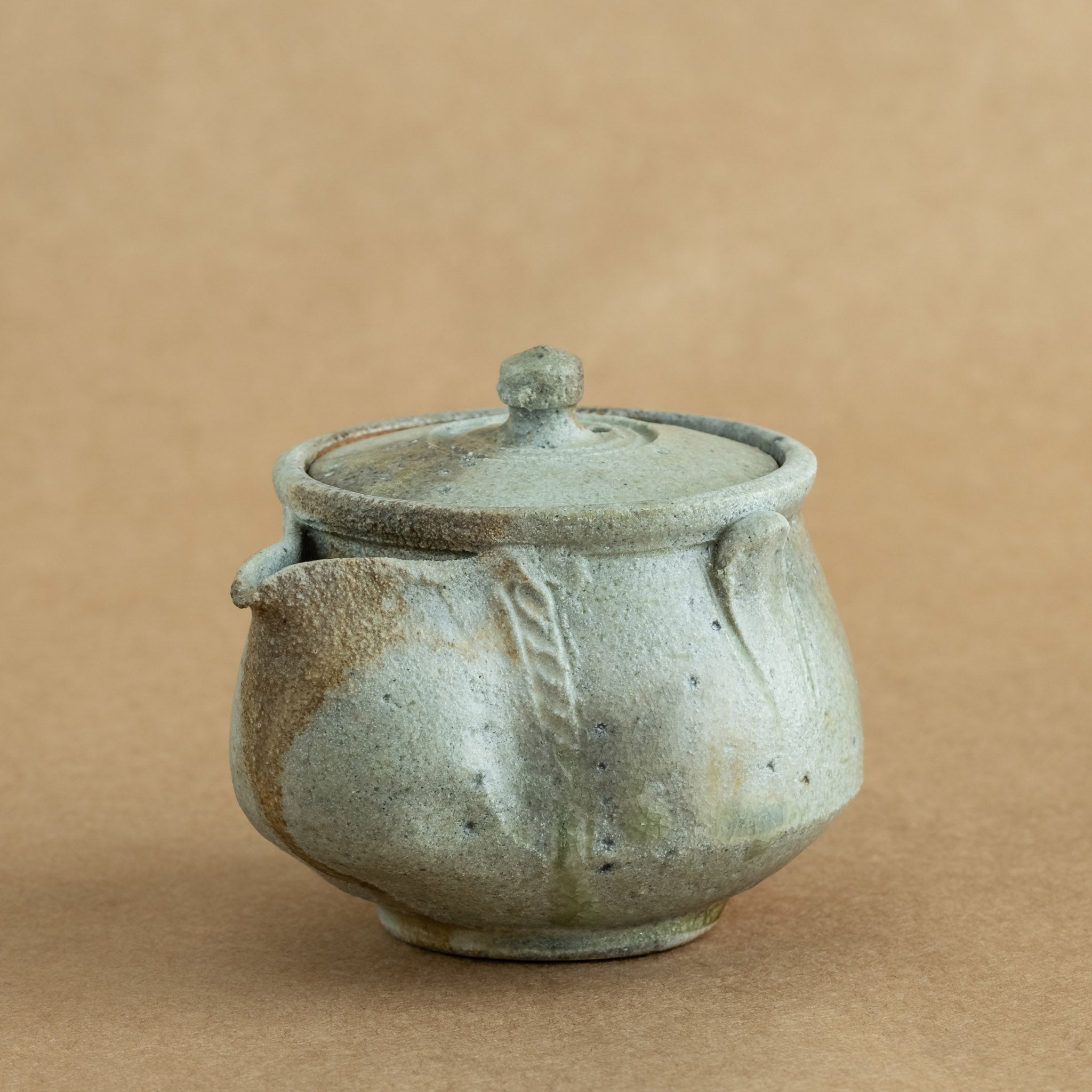 Hohin de gres: Hohin de gres, un accesorio esencial para la ceremonia del té, destacando la belleza y funcionalidad.