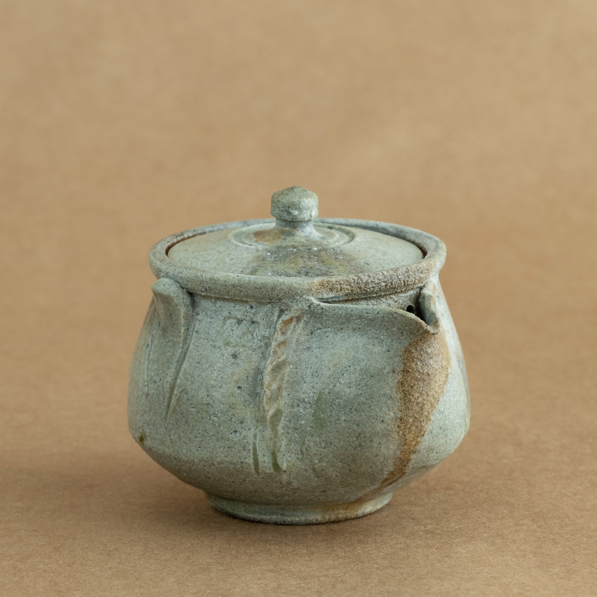 Hohin de gres: Hohin de gres, un accesorio esencial para la ceremonia del té, destacando la belleza y funcionalidad.