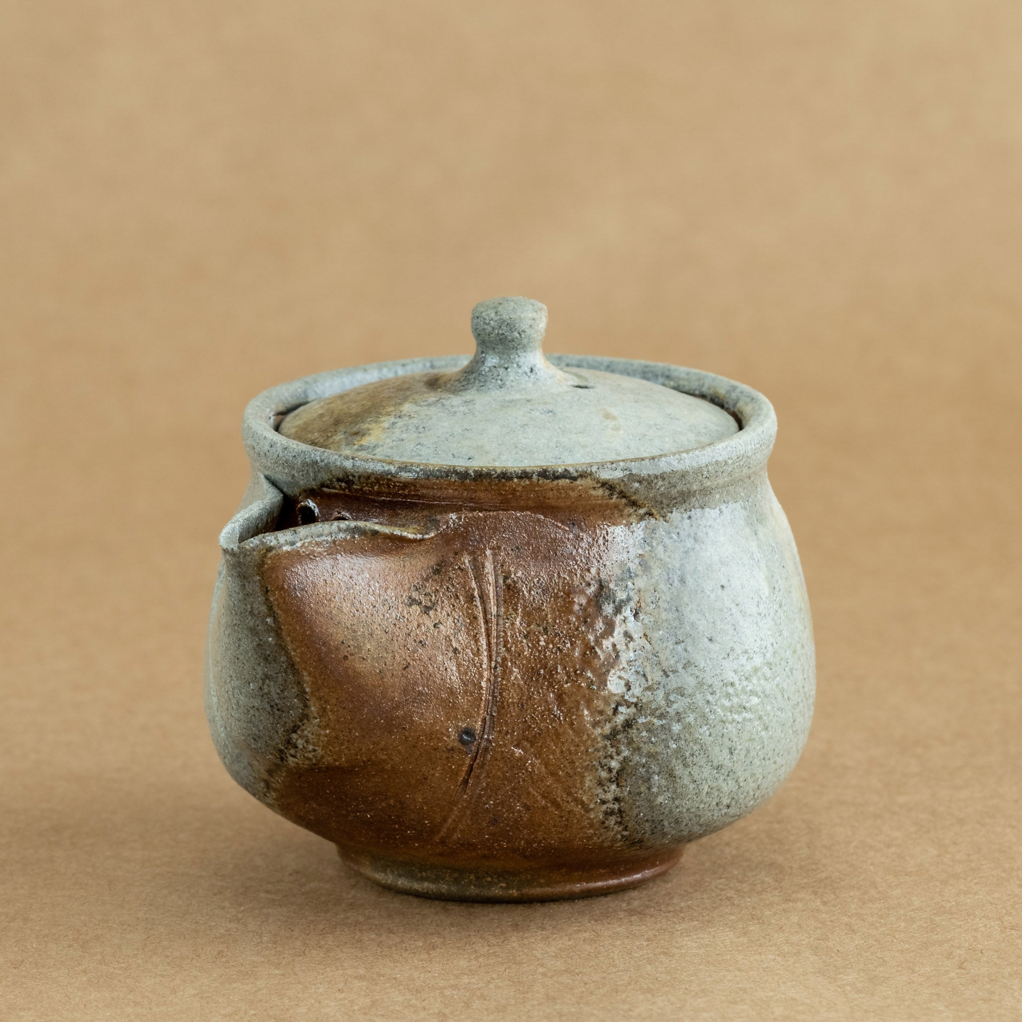 Hohin de gres: Hohin de gres, un accesorio esencial para la ceremonia del té, destacando la belleza y funcionalidad.