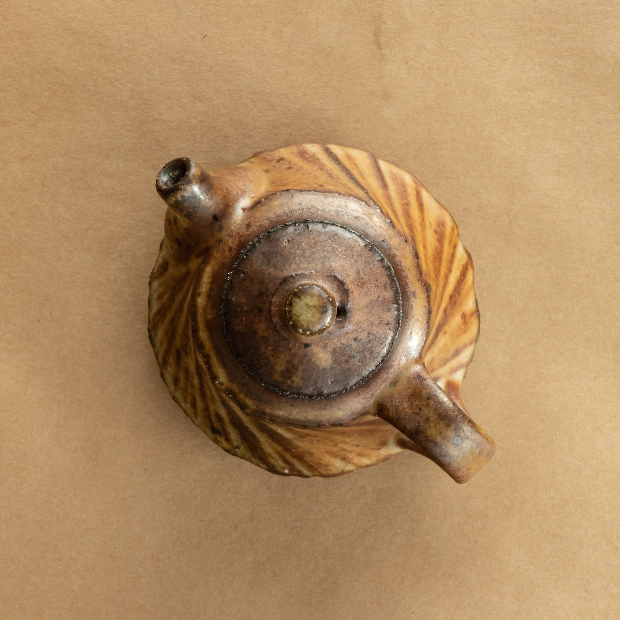 Tetera de gres: Elegante tetera de gres con acabados artesanales, ideal para preparar y disfrutar de tu té favorito.