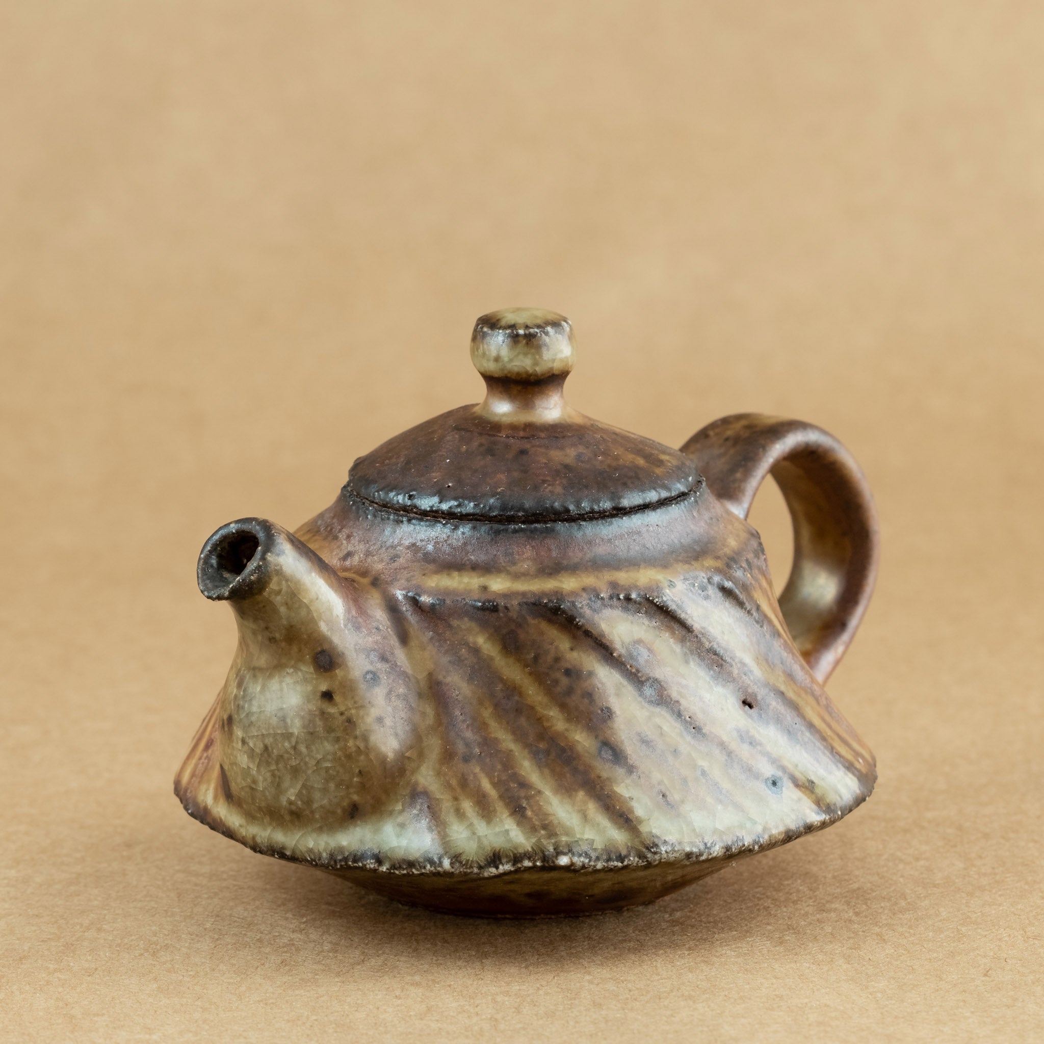 Tetera de gres: Elegante tetera de gres con acabados artesanales, ideal para preparar y disfrutar de tu té favorito.