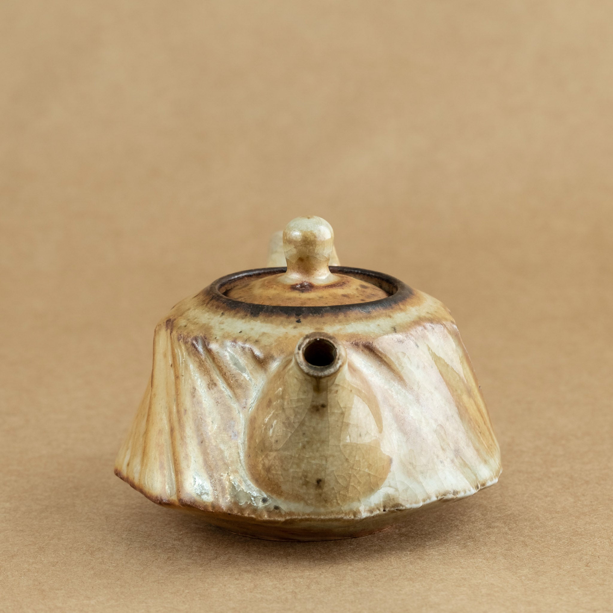 Tetera de gres: Elegante tetera de gres con acabados artesanales, ideal para preparar y disfrutar de tu té favorito.