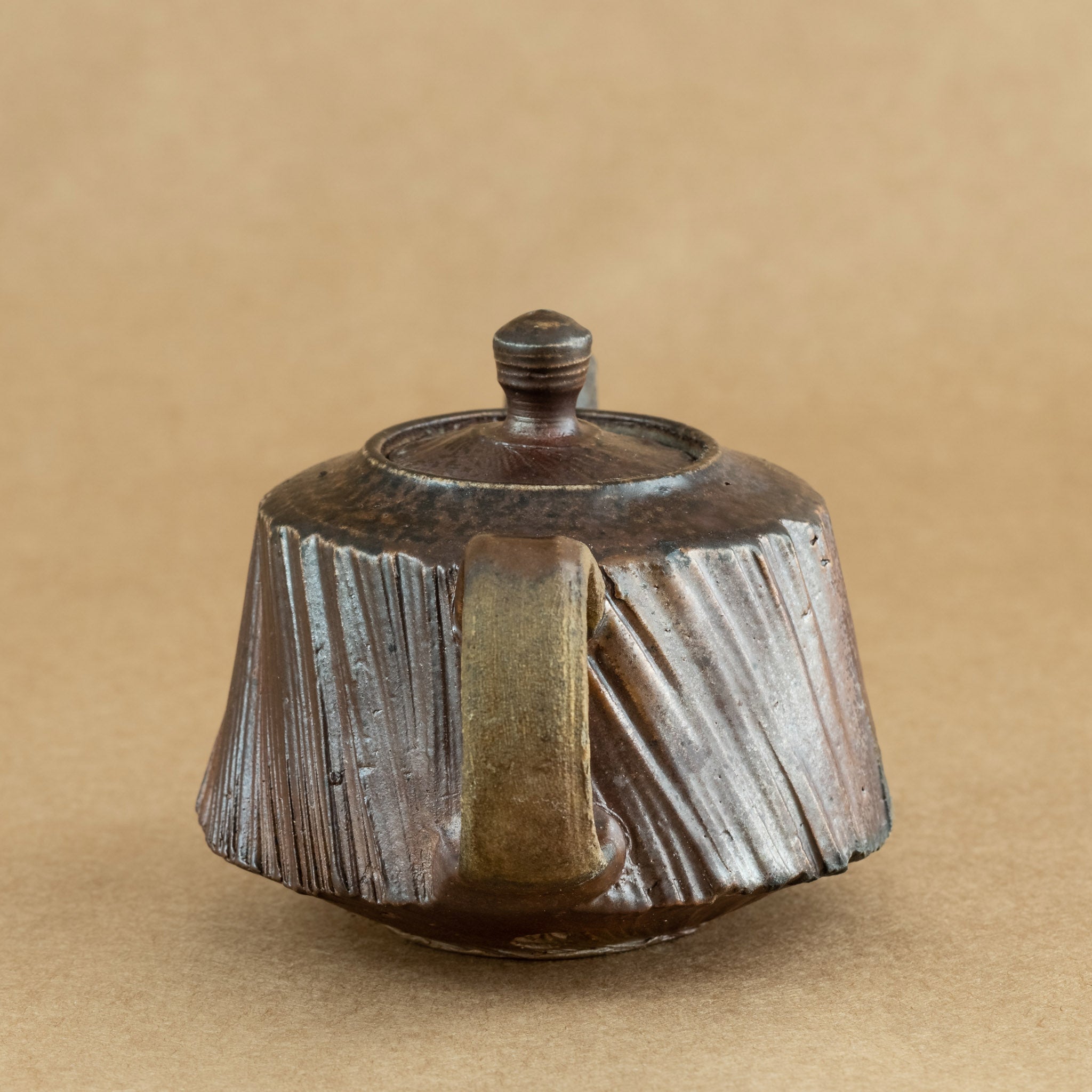 Tetera de gres: Elegante tetera de gres con acabados artesanales, ideal para preparar y disfrutar de tu té favorito.