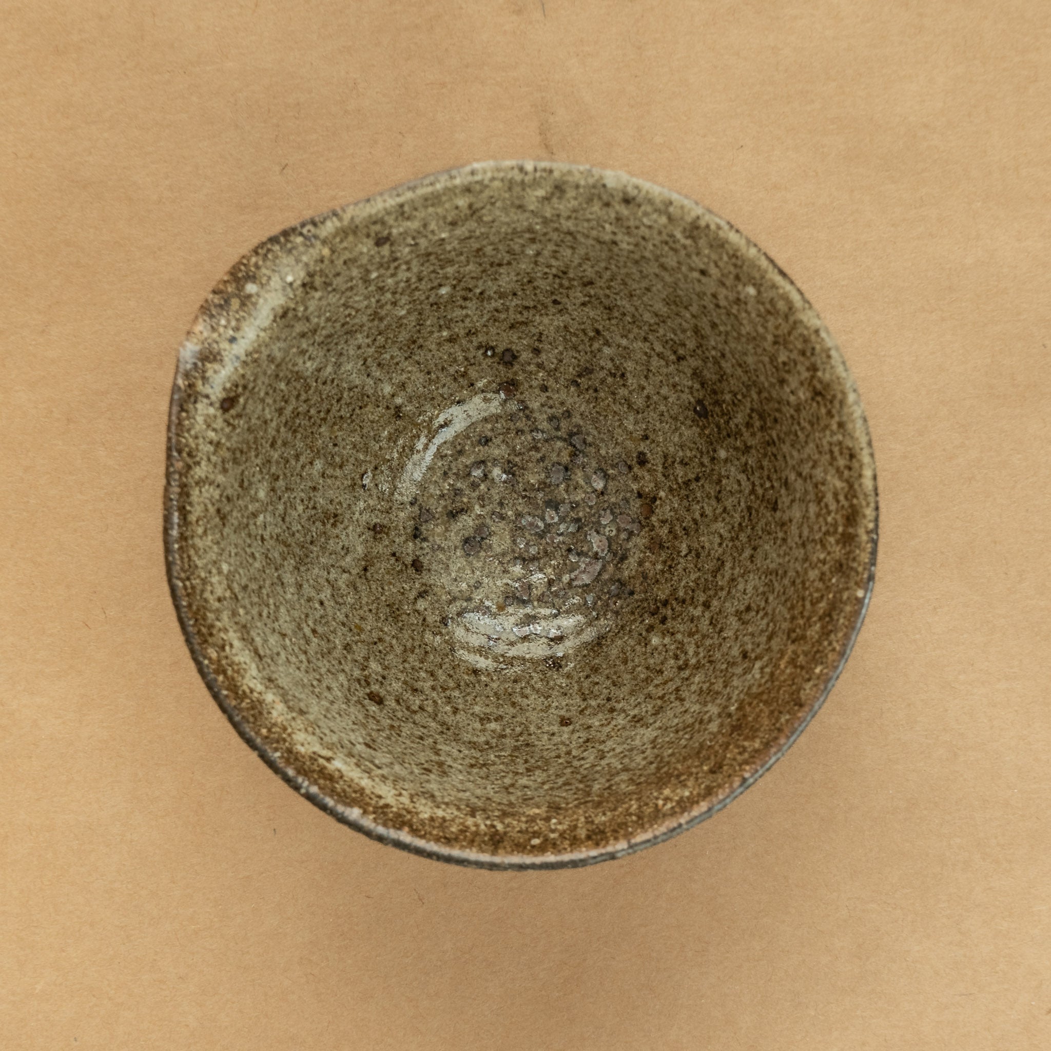 Cha Hai de gres: Cha Hai de gres, una elegante jarra de vertido utilizada en la ceremonia del té, diseñada para disfrutar y apreciar la belleza de la infusión.