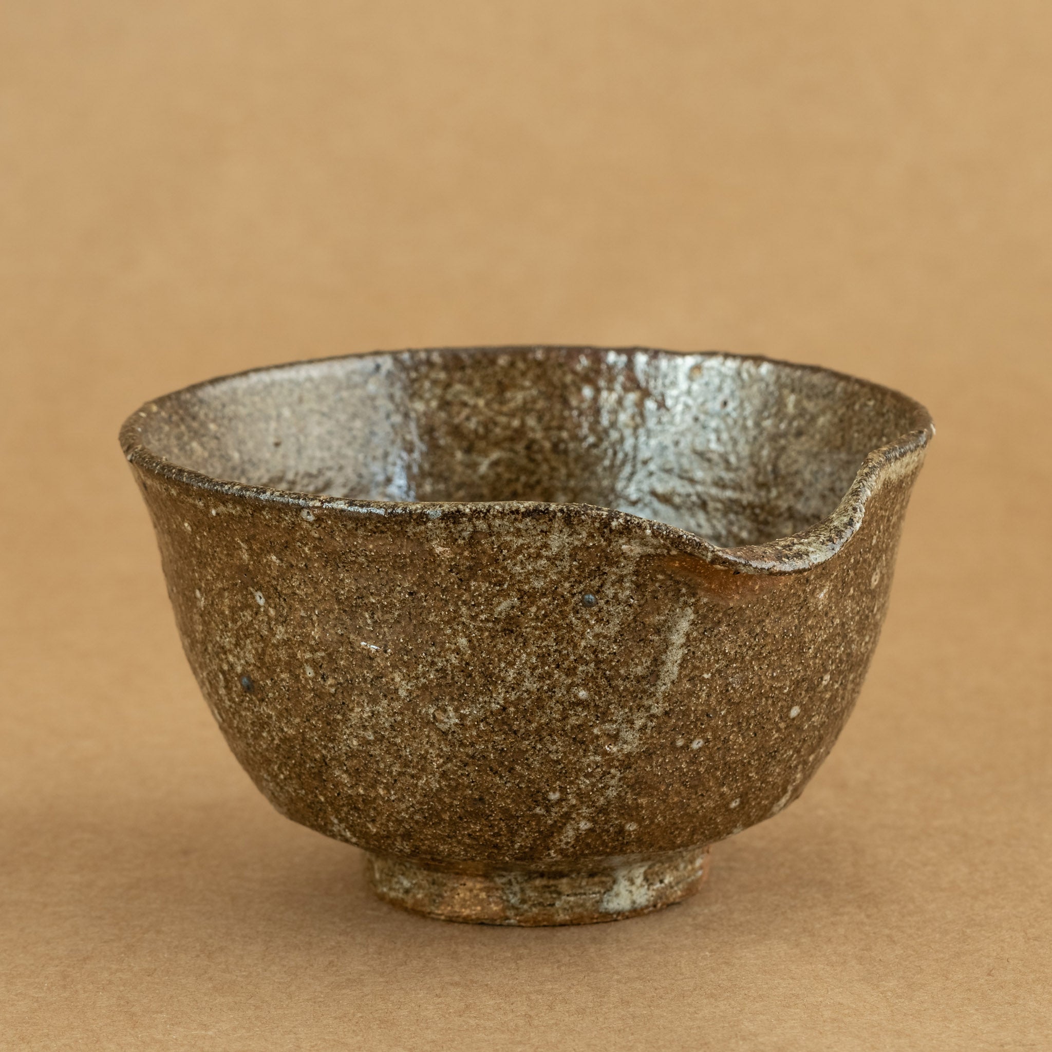 Cha Hai de gres: Cha Hai de gres, una elegante jarra de vertido utilizada en la ceremonia del té, diseñada para disfrutar y apreciar la belleza de la infusión.