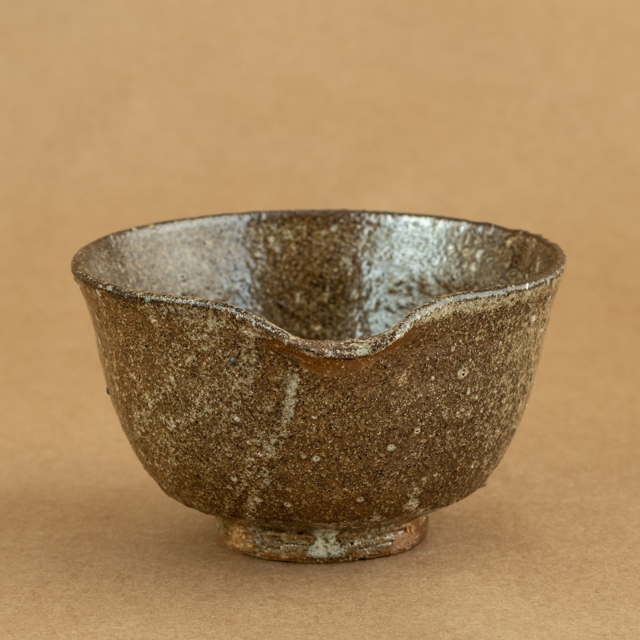 Cha Hai de gres: Cha Hai de gres, una elegante jarra de vertido utilizada en la ceremonia del té, diseñada para disfrutar y apreciar la belleza de la infusión.