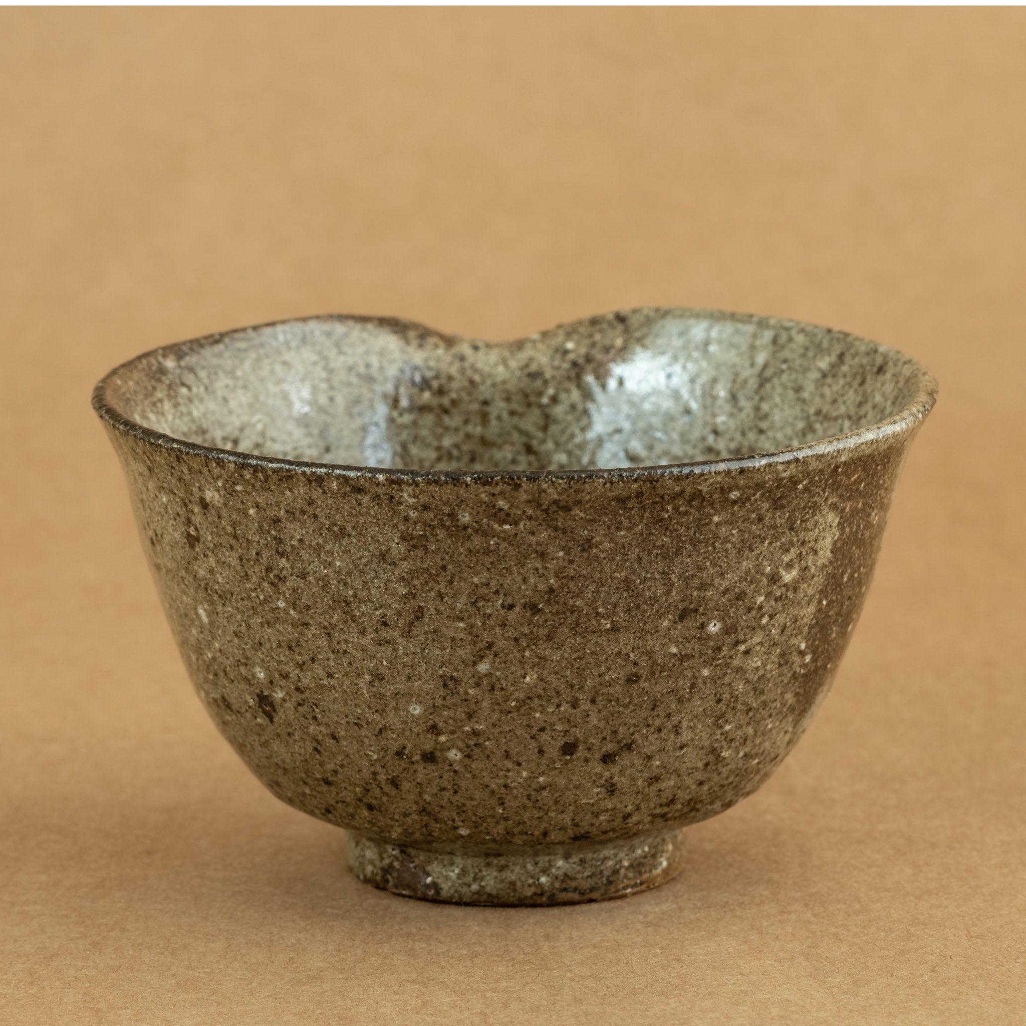 Cha Hai de gres: Cha Hai de gres, una elegante jarra de vertido utilizada en la ceremonia del té, diseñada para disfrutar y apreciar la belleza de la infusión.