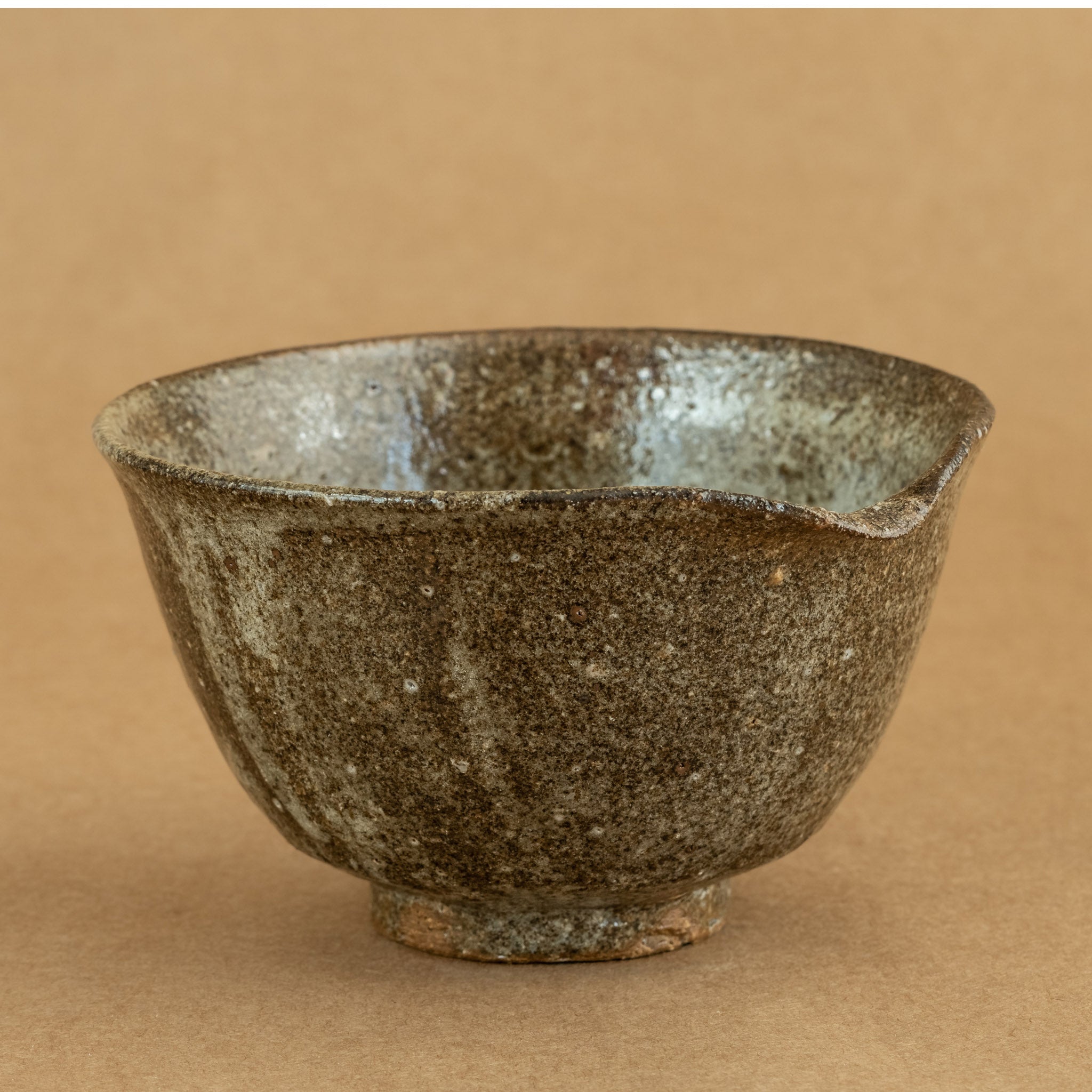 Cha Hai de gres: Cha Hai de gres, una elegante jarra de vertido utilizada en la ceremonia del té, diseñada para disfrutar y apreciar la belleza de la infusión.