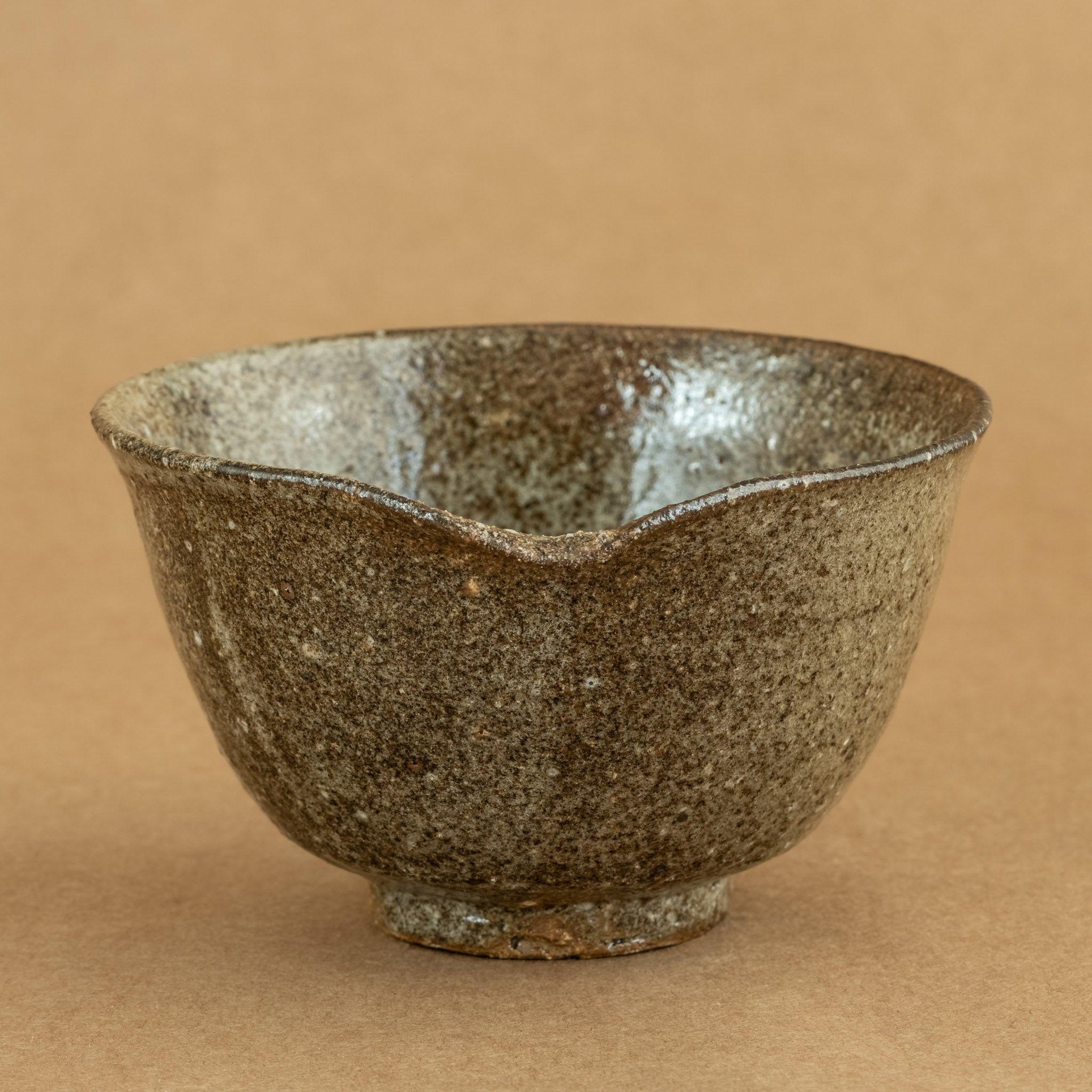 Cha Hai de gres: Cha Hai de gres, una elegante jarra de vertido utilizada en la ceremonia del té, diseñada para disfrutar y apreciar la belleza de la infusión.
