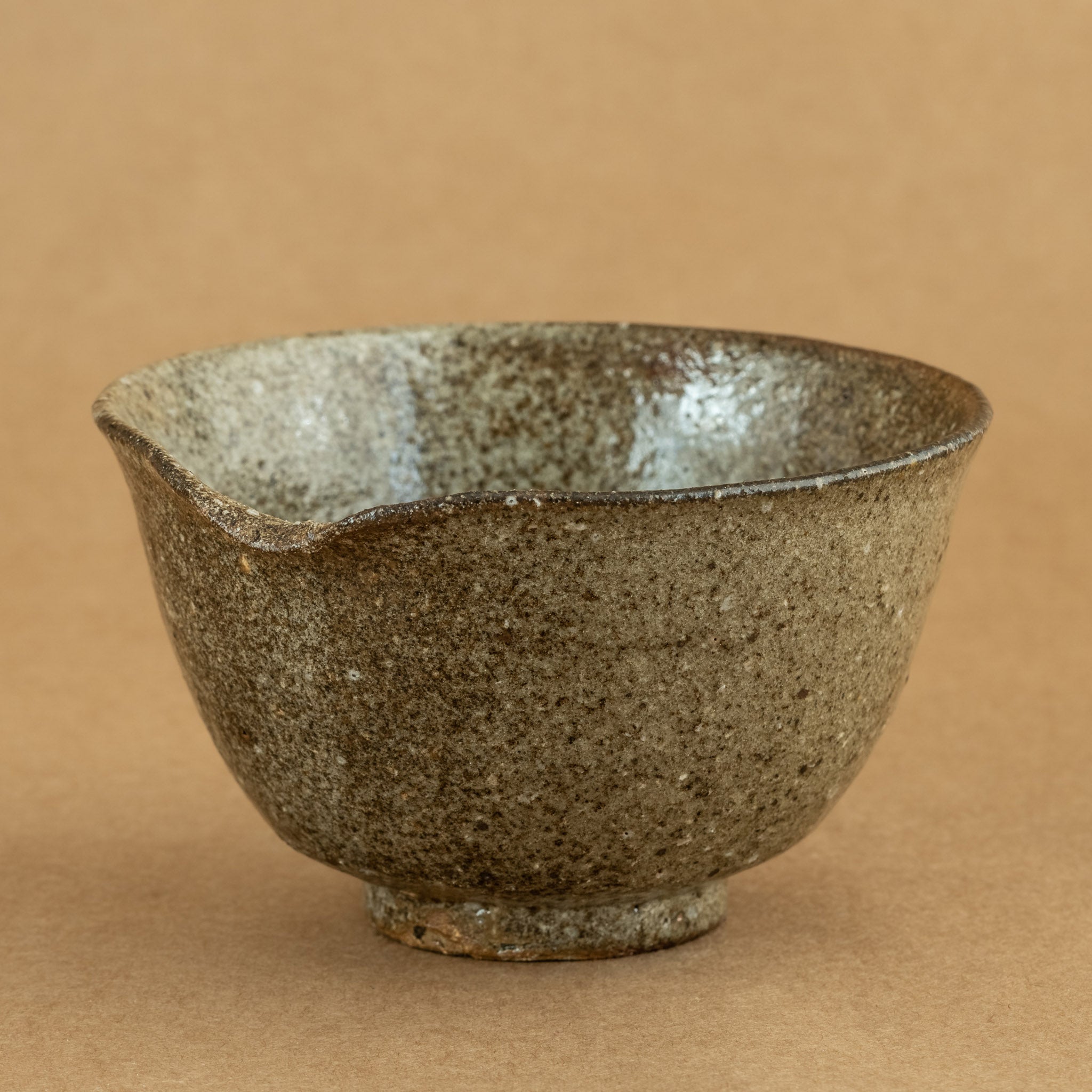 Cha Hai de gres: Cha Hai de gres, una elegante jarra de vertido utilizada en la ceremonia del té, diseñada para disfrutar y apreciar la belleza de la infusión.