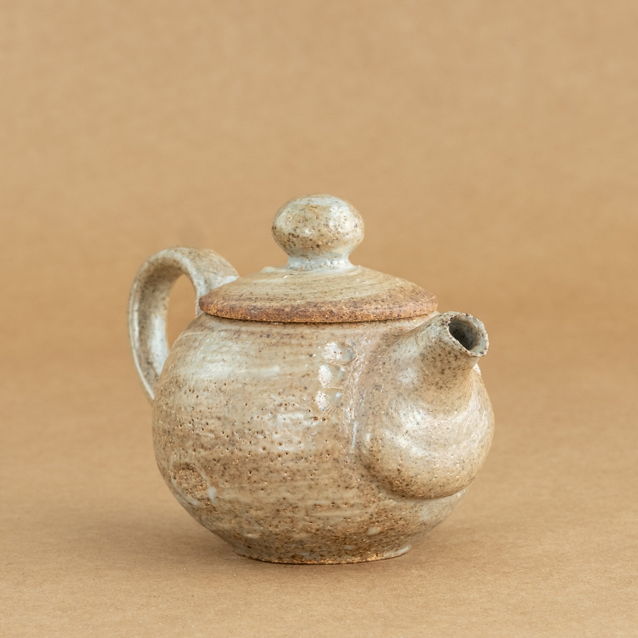 Tetera de gres: Elegante tetera de gres con acabados artesanales, ideal para preparar y disfrutar de tu té favorito.