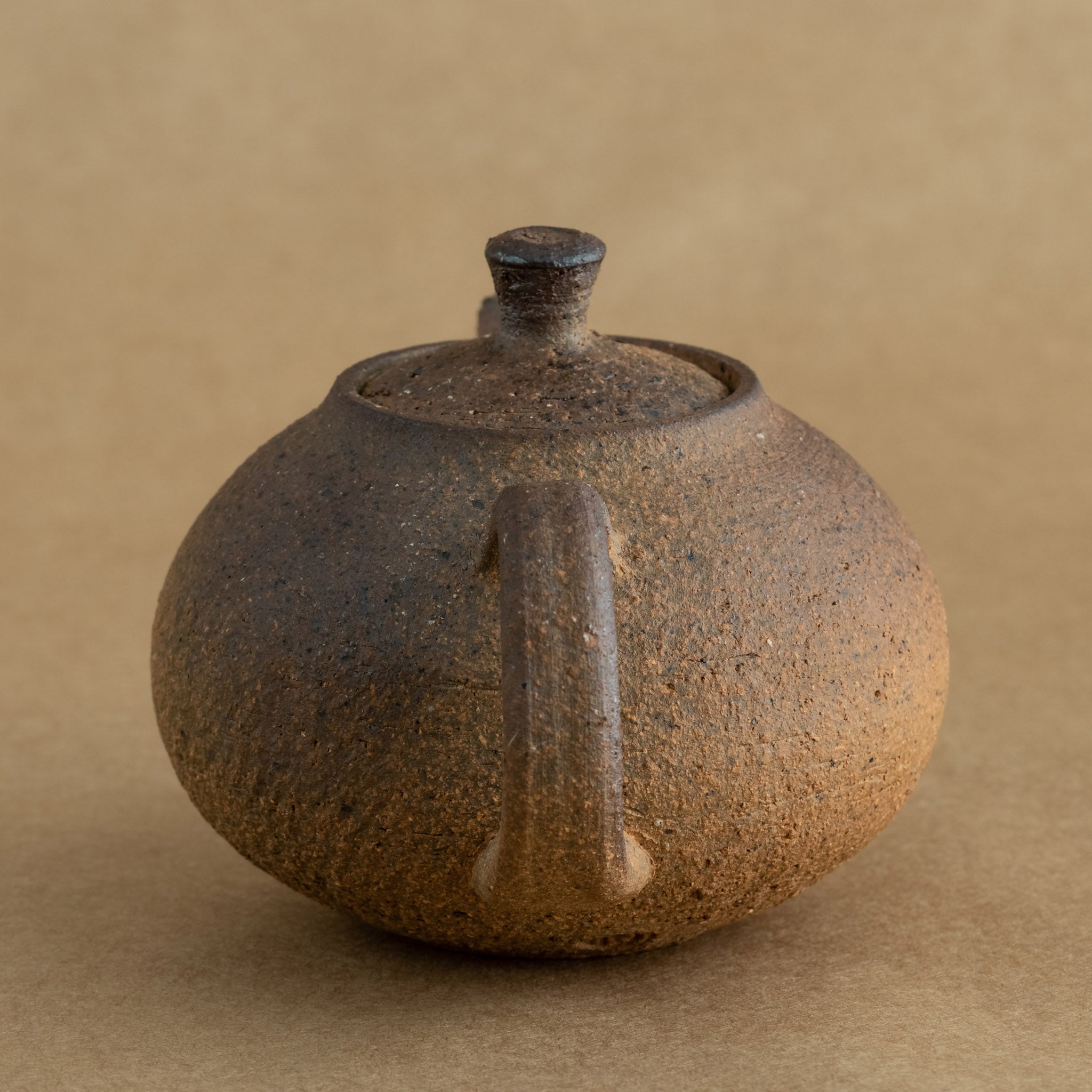 Tetera de gres: Elegante tetera de gres con acabados artesanales, ideal para preparar y disfrutar de tu té favorito.