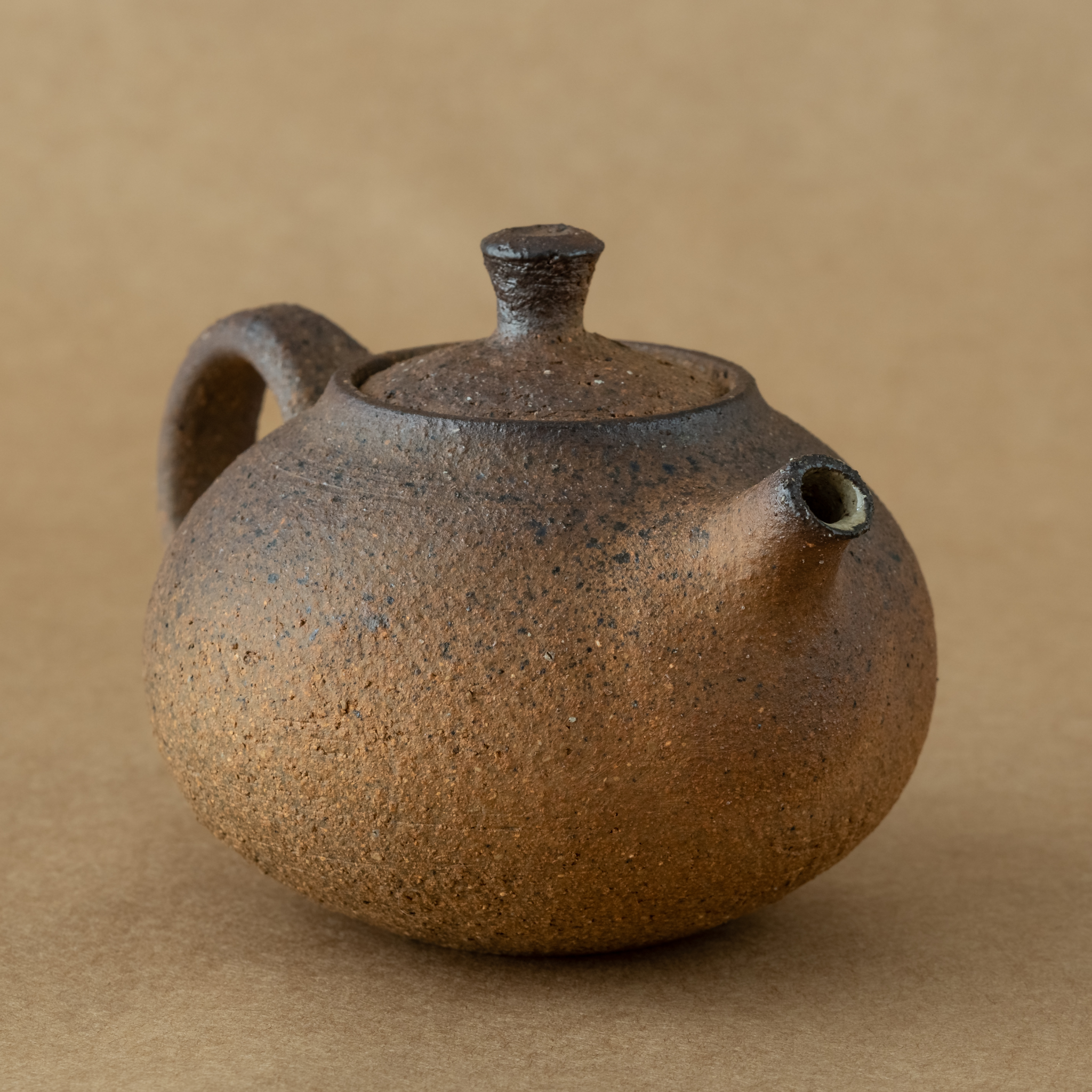 Tetera de gres: Elegante tetera de gres con acabados artesanales, ideal para preparar y disfrutar de tu té favorito.