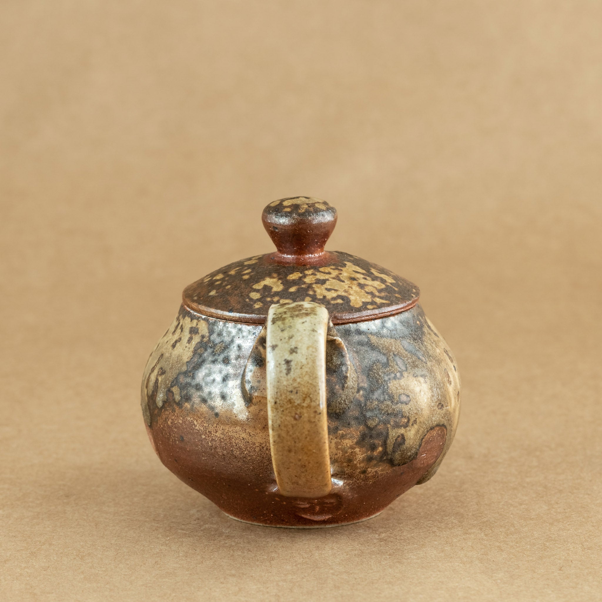 Tetera de gres: Elegante tetera de gres con acabados artesanales, ideal para preparar y disfrutar de tu té favorito.