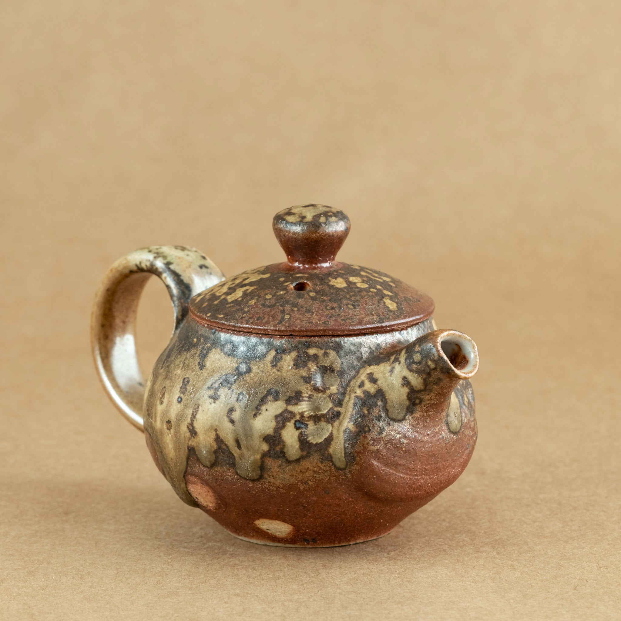Tetera de gres: Elegante tetera de gres con acabados artesanales, ideal para preparar y disfrutar de tu té favorito.