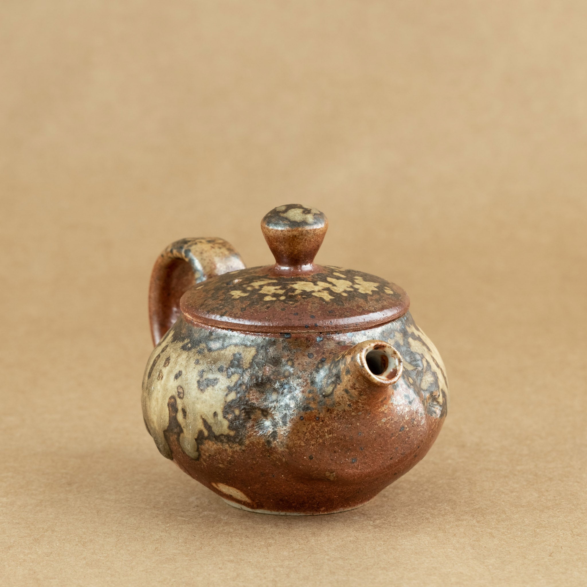 Tetera de gres: Elegante tetera de gres con acabados artesanales, ideal para preparar y disfrutar de tu té favorito.
