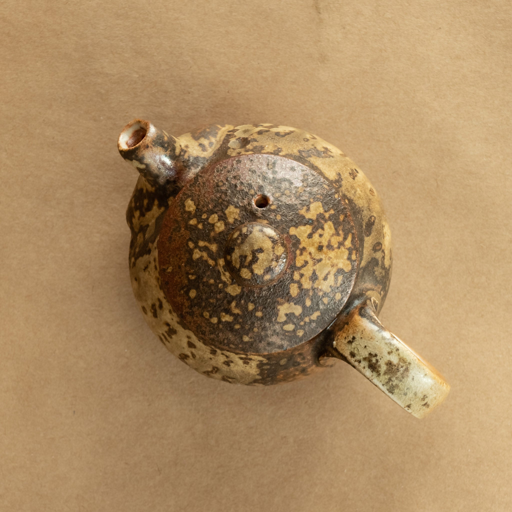 Tetera de gres: Elegante tetera de gres con acabados artesanales, ideal para preparar y disfrutar de tu té favorito.