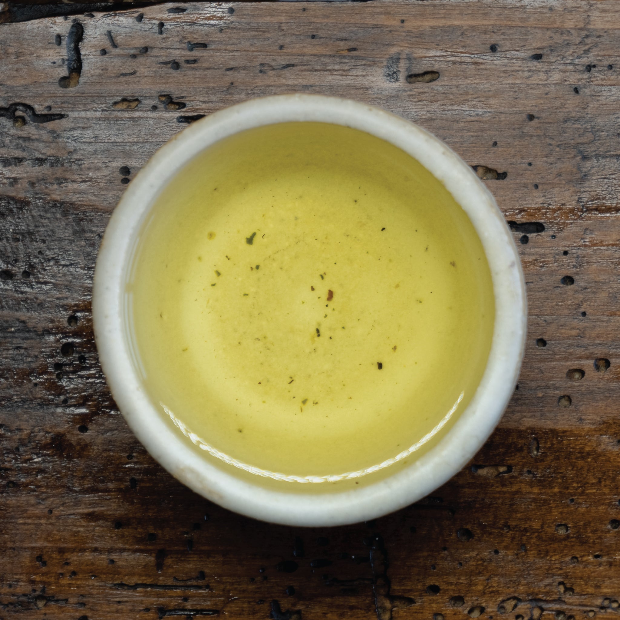 Té oolong: Exquisito té oolong, con un equilibrio único entre té verde y té negro, ofreciendo complejidad de sabores.