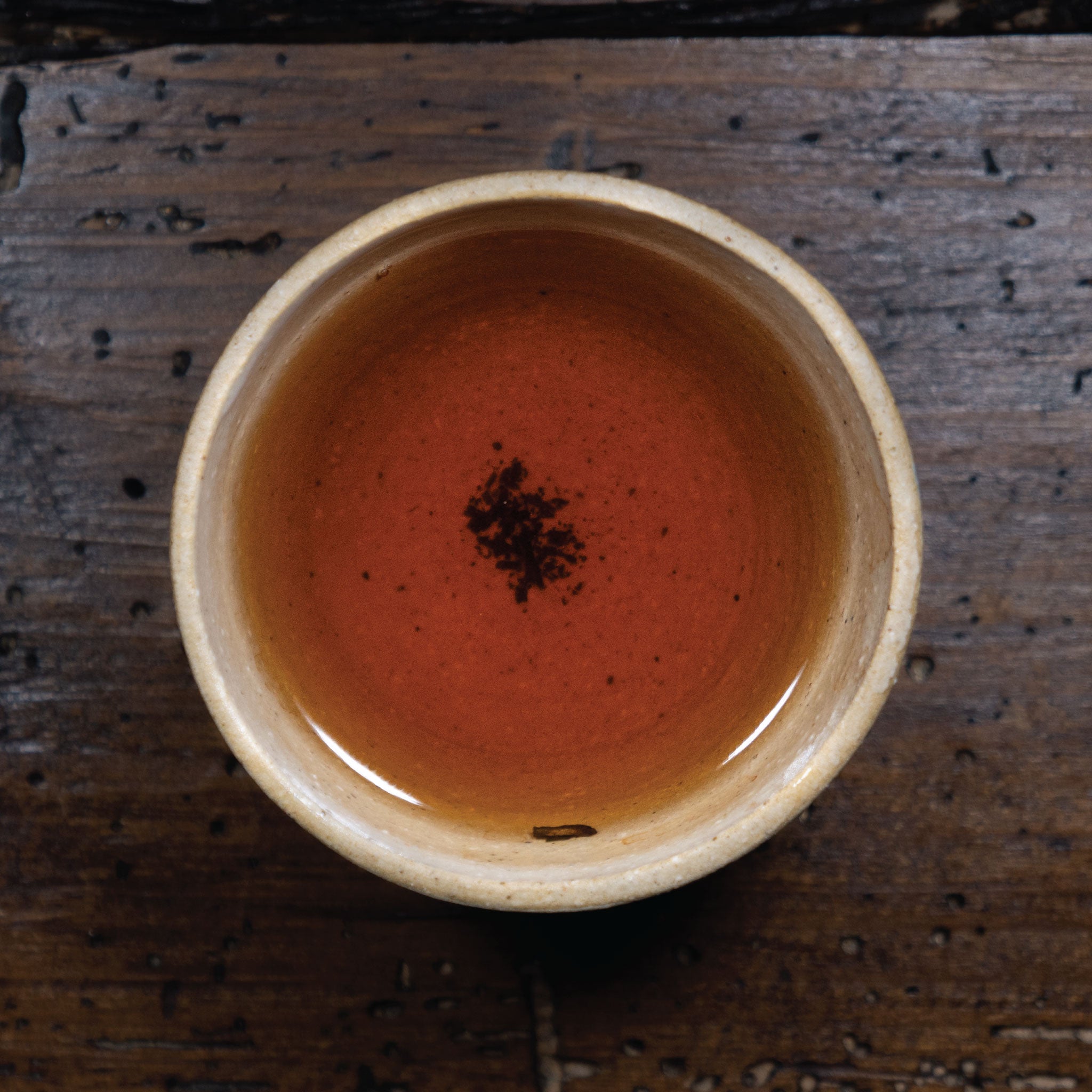 Té oscuro: Té oscuro, con cuerpo y profundidad de sabor, perfecto para quienes buscan una experiencia intensa.