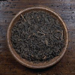 Té oscuro: Té oscuro, con cuerpo y profundidad de sabor, perfecto para quienes buscan una experiencia intensa.