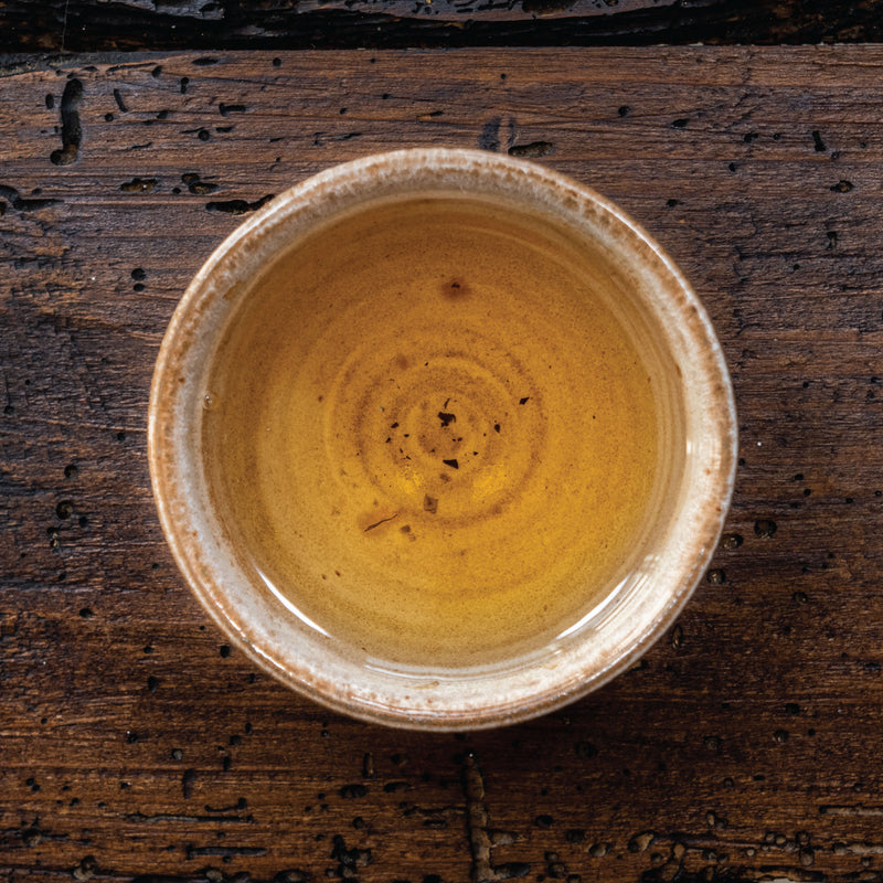 Té oolong: Exquisito té oolong, con un equilibrio único entre té verde y té negro, ofreciendo complejidad de sabores.