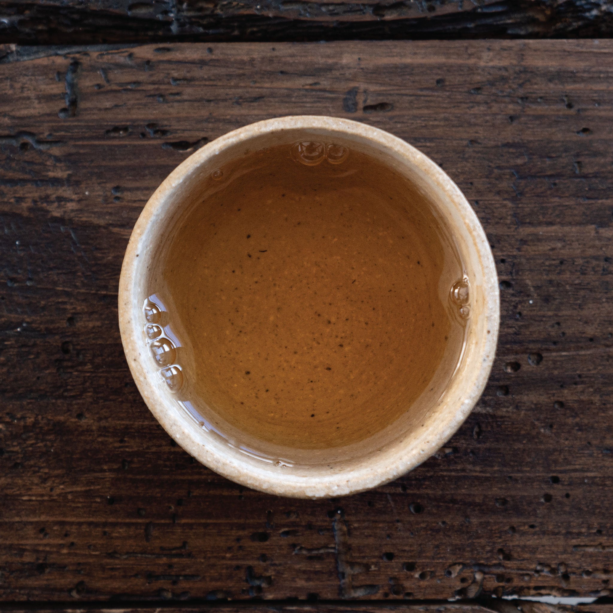 Té oscuro: Té oscuro, con cuerpo y profundidad de sabor, perfecto para quienes buscan una experiencia intensa.
