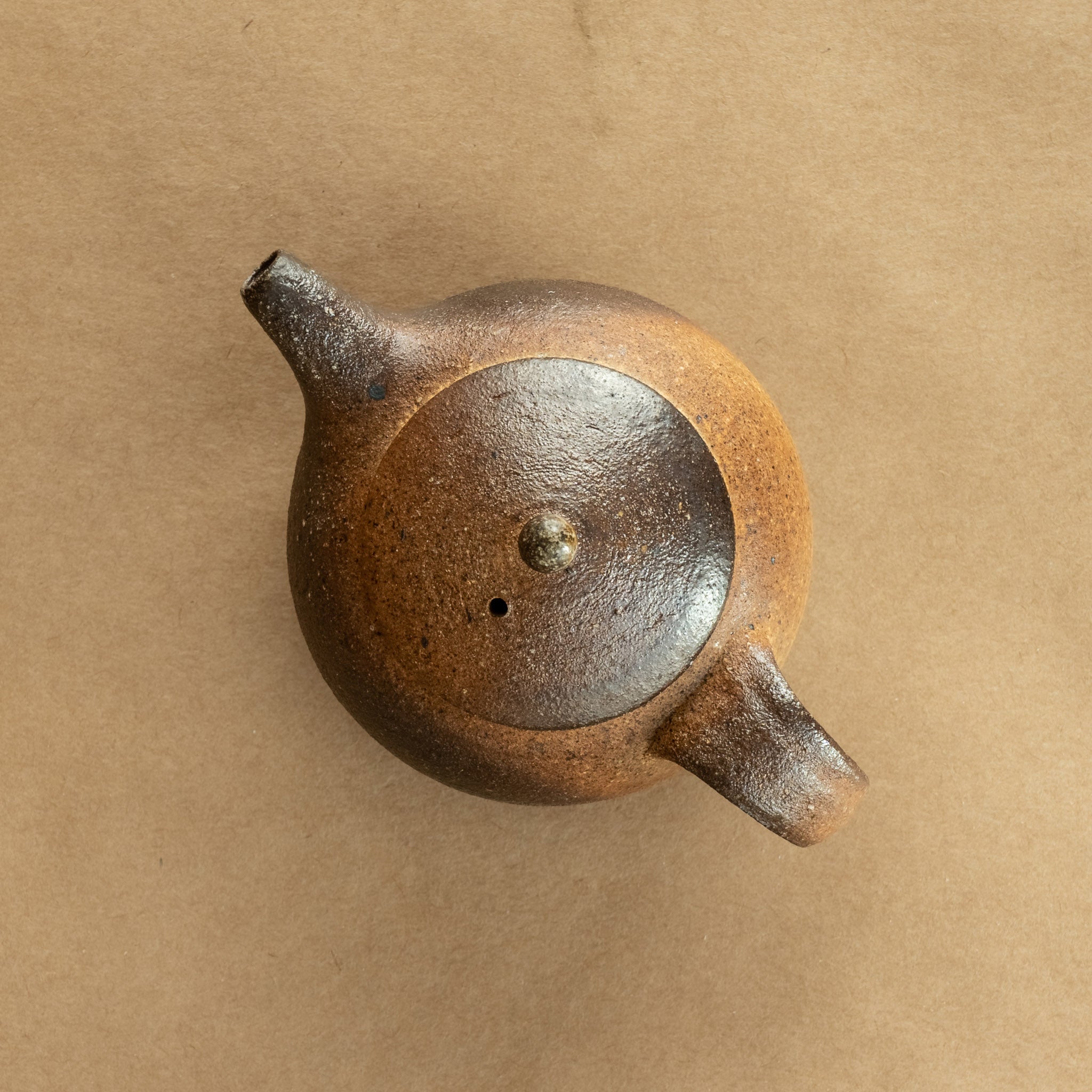 Tetera de gres: Elegante tetera de gres con acabados artesanales, ideal para preparar y disfrutar de tu té favorito.