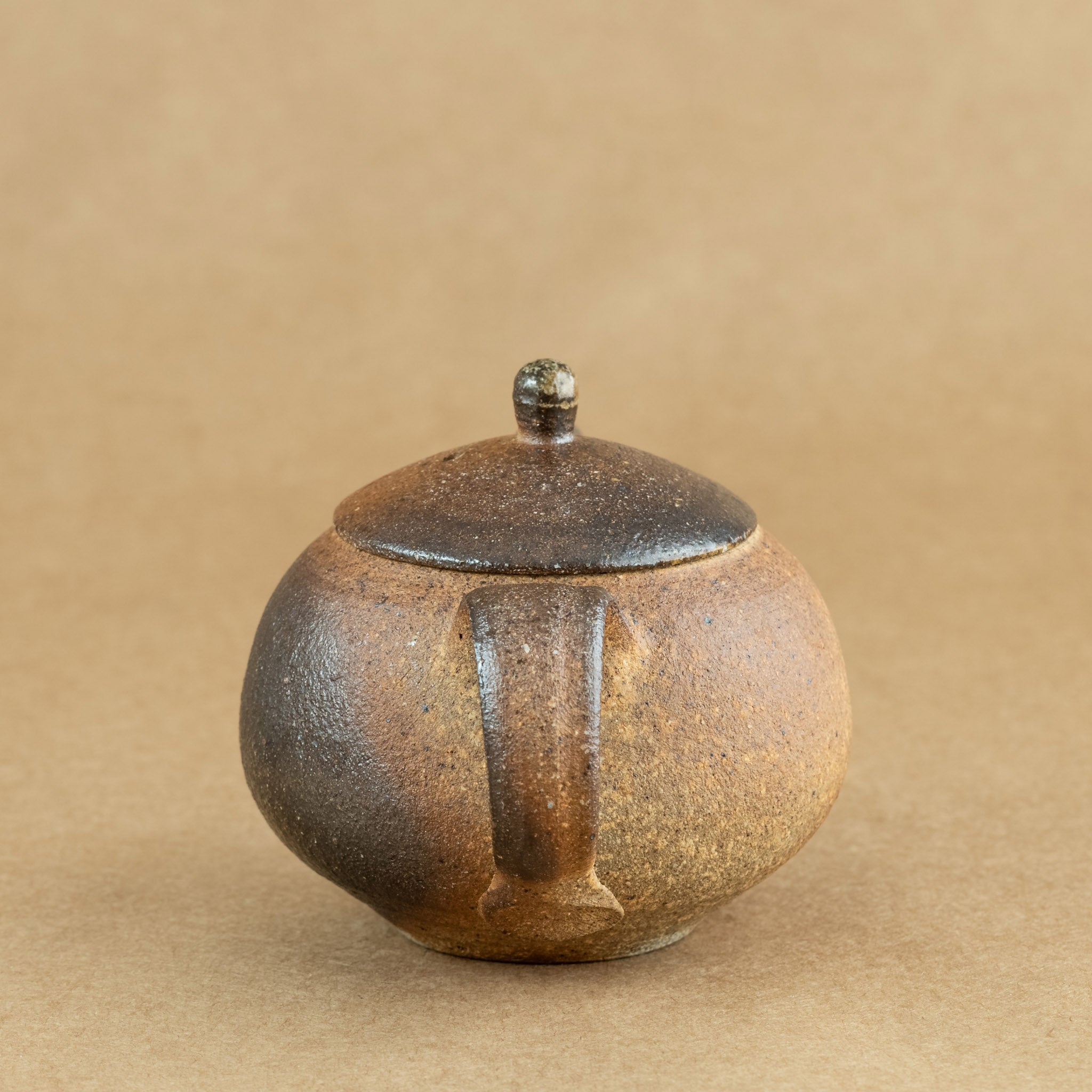 Tetera de gres: Elegante tetera de gres con acabados artesanales, ideal para preparar y disfrutar de tu té favorito.