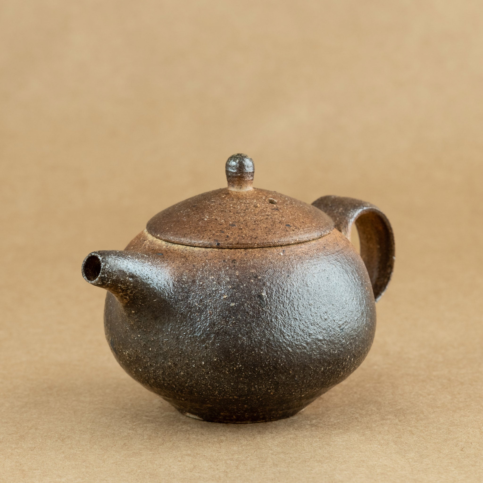Tetera de gres: Elegante tetera de gres con acabados artesanales, ideal para preparar y disfrutar de tu té favorito.