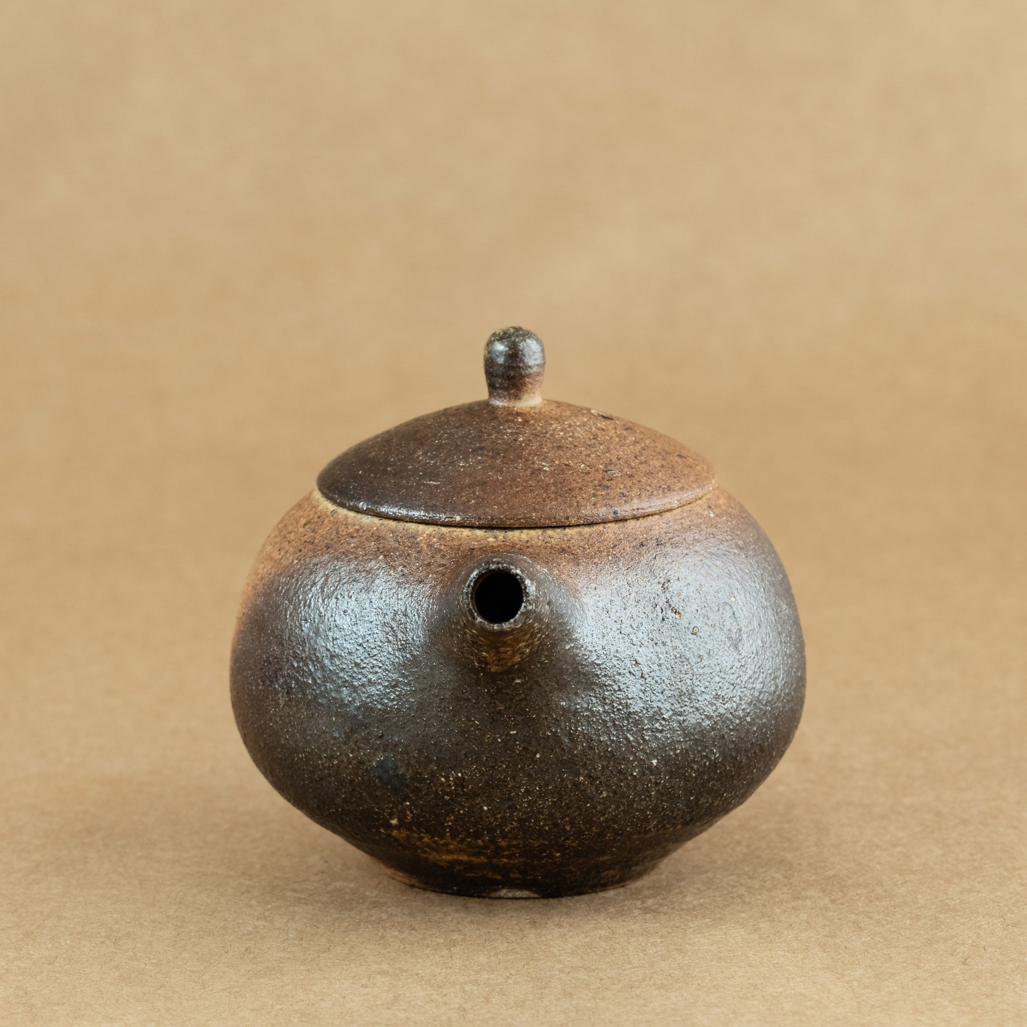 Tetera de gres: Elegante tetera de gres con acabados artesanales, ideal para preparar y disfrutar de tu té favorito.