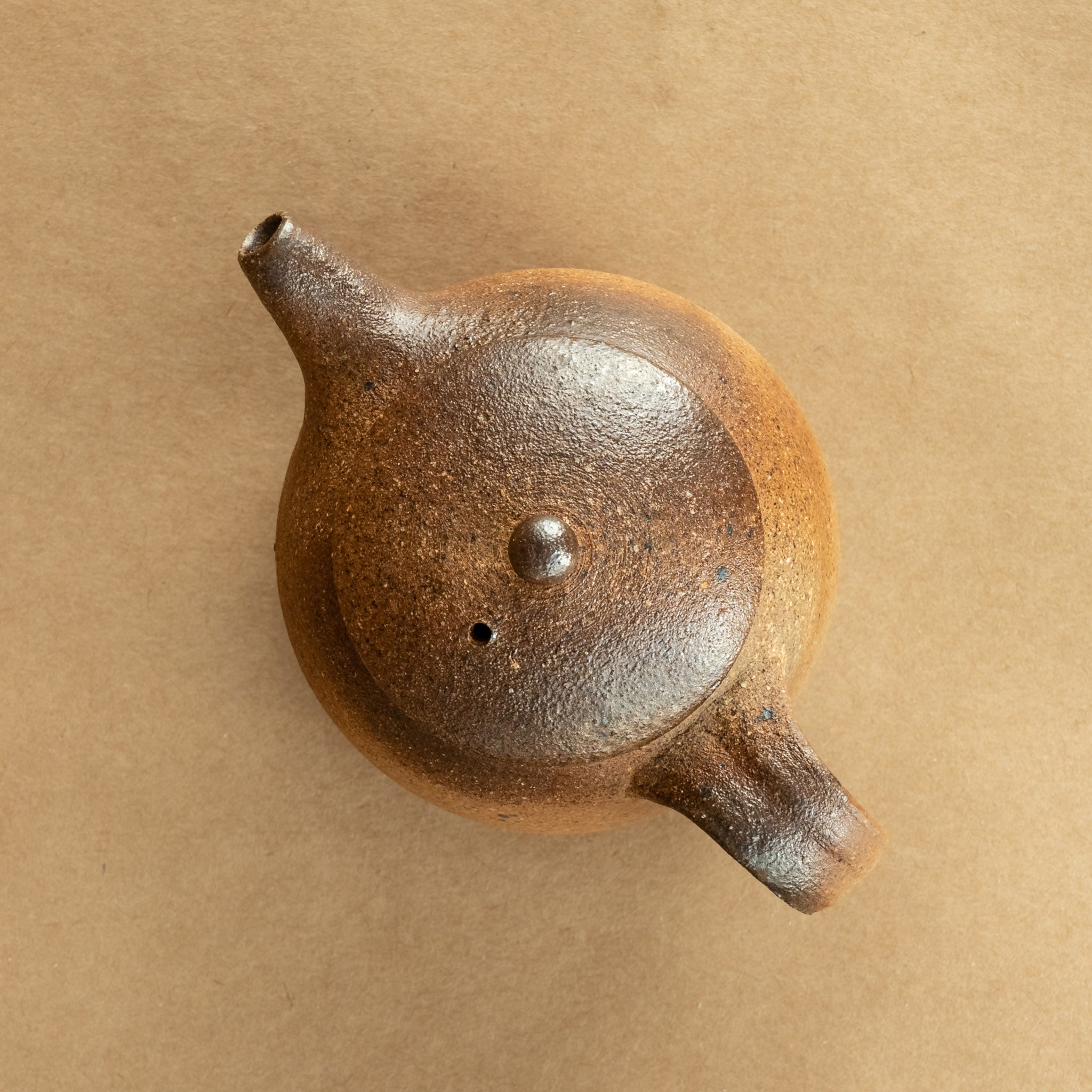 Tetera de gres: Elegante tetera de gres con acabados artesanales, ideal para preparar y disfrutar de tu té favorito.