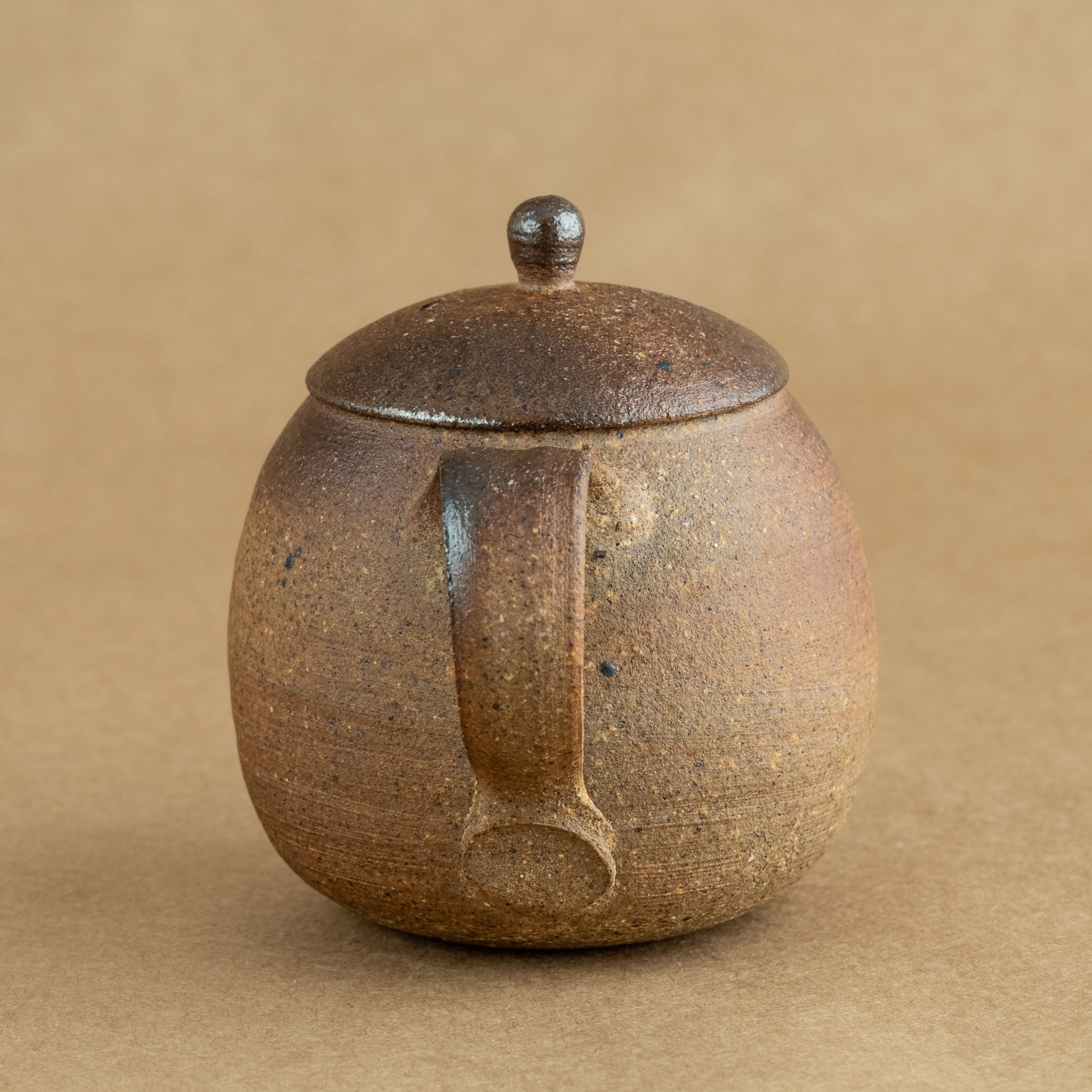Tetera de gres: Elegante tetera de gres con acabados artesanales, ideal para preparar y disfrutar de tu té favorito.