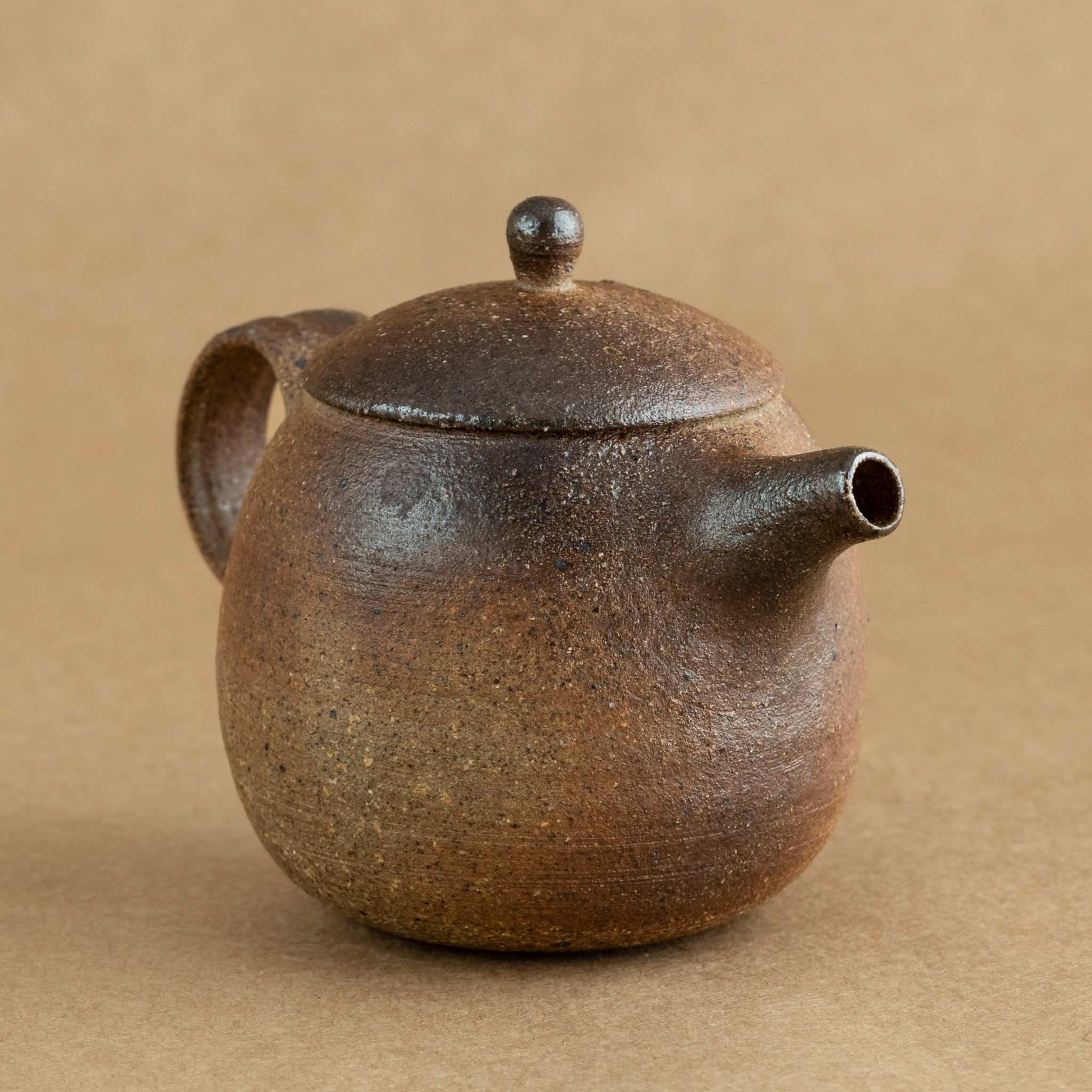 Tetera de gres: Elegante tetera de gres con acabados artesanales, ideal para preparar y disfrutar de tu té favorito.