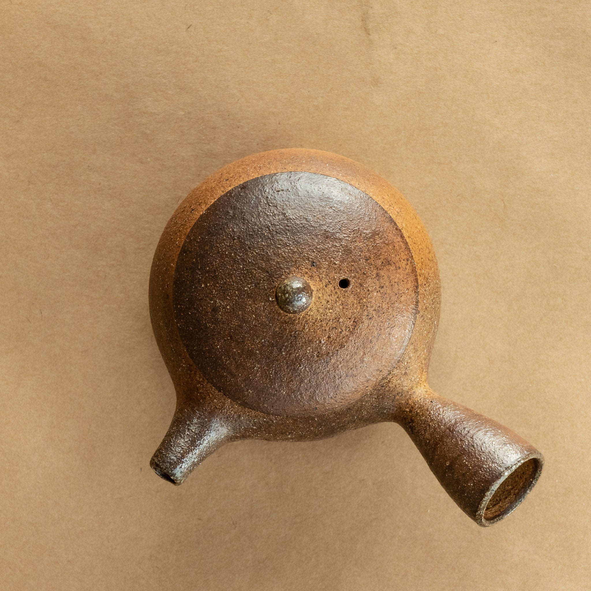 Kyusu de gres: Kyusu japonés de gres, perfecto para infusionar té con precisión y estilo.