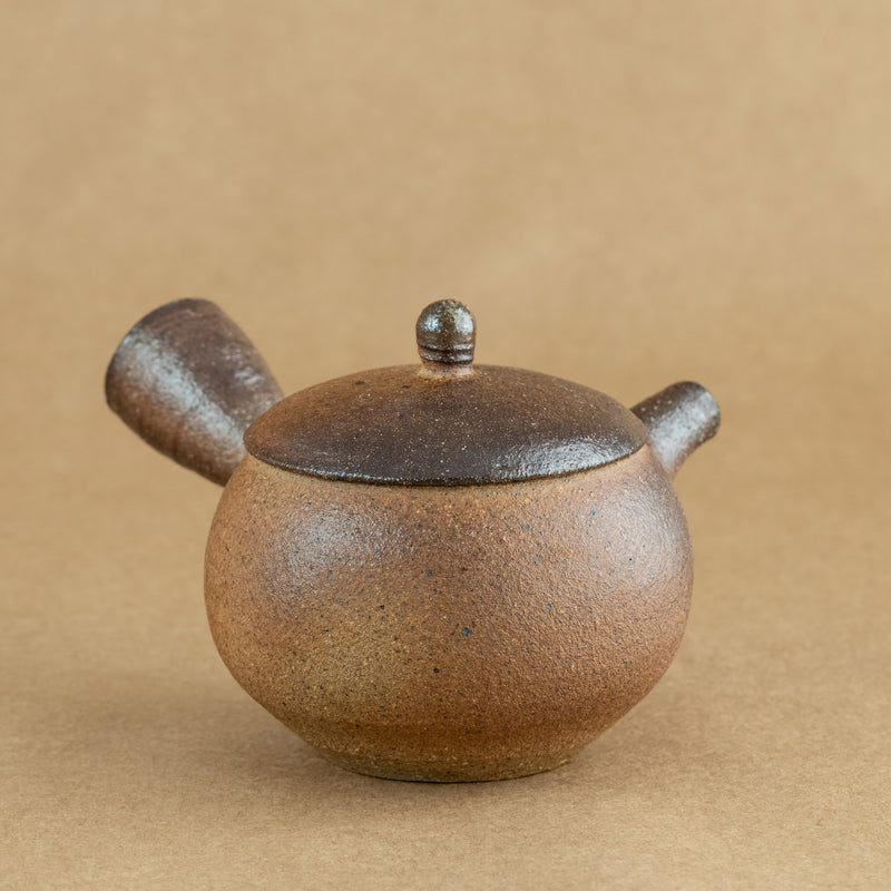 Kyusu de gres: Kyusu japonés de gres, perfecto para infusionar té con precisión y estilo.