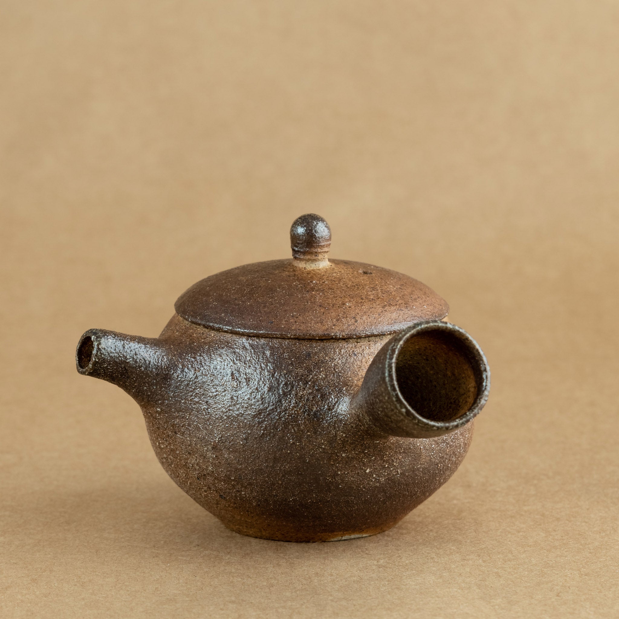 Kyusu de gres: Kyusu japonés de gres, perfecto para infusionar té con precisión y estilo.