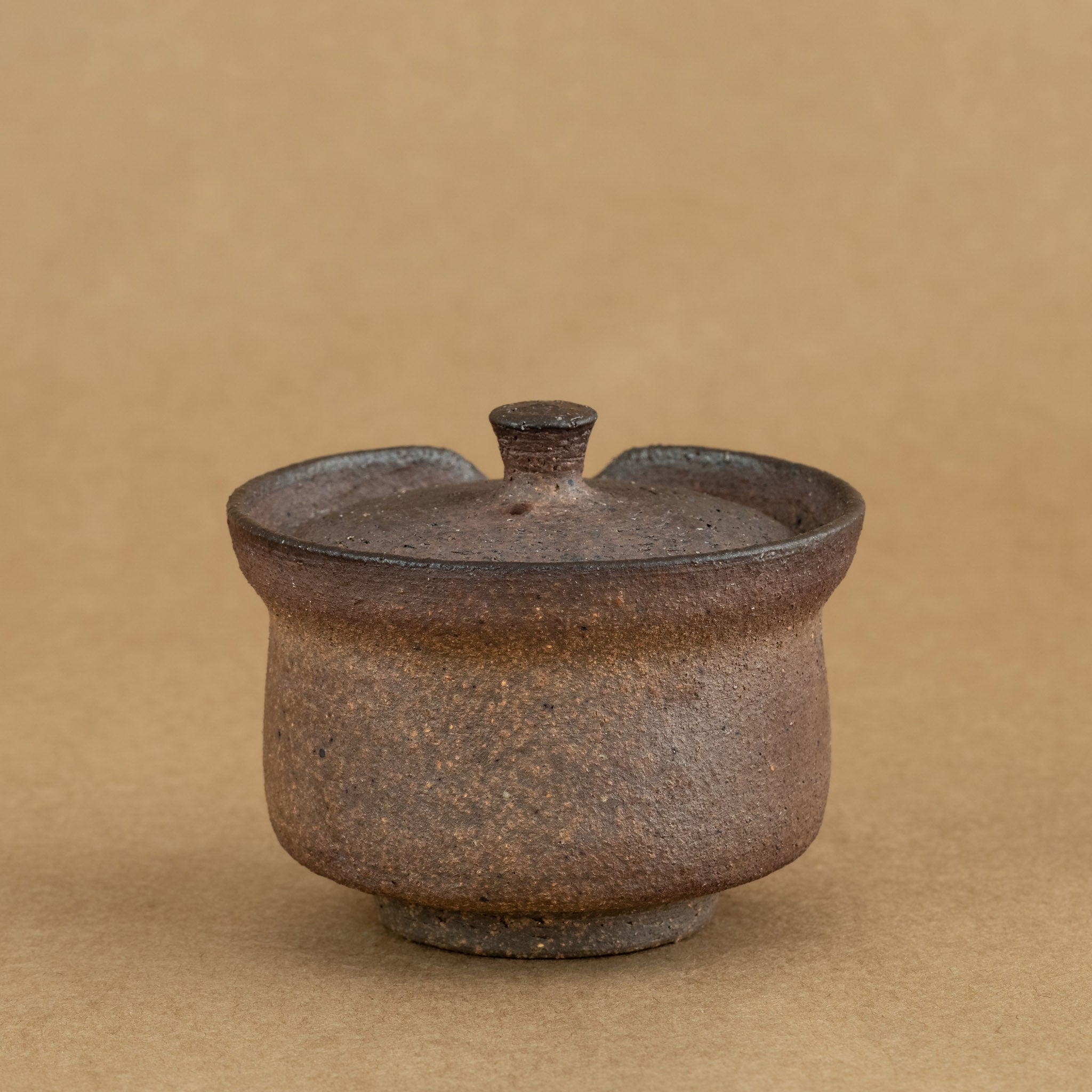 Shiboridashi de gres: Shiboridashi de gres, una pieza única para preparar y servir té de manera tradicional.