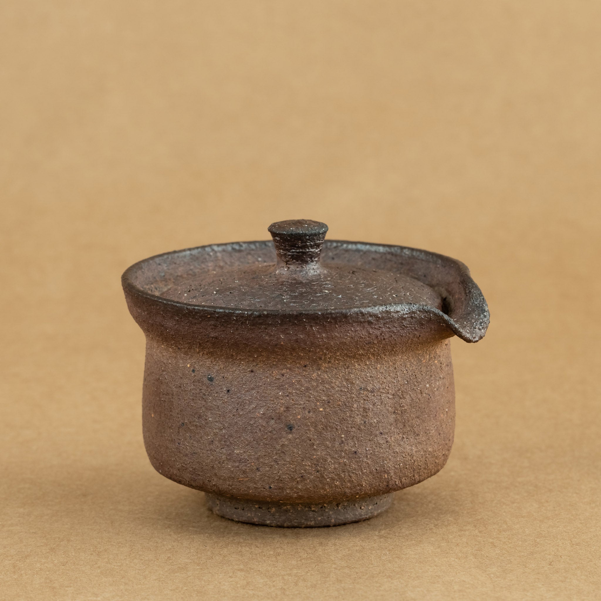 Shiboridashi de gres: Shiboridashi de gres, una pieza única para preparar y servir té de manera tradicional.