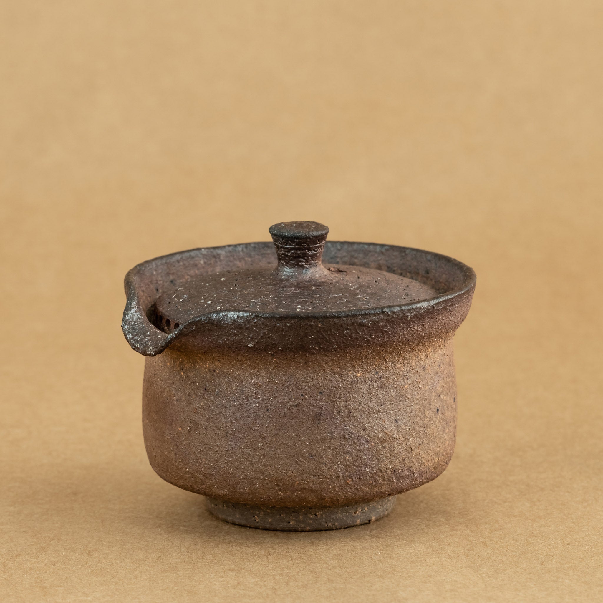 Shiboridashi de gres: Shiboridashi de gres, una pieza única para preparar y servir té de manera tradicional.