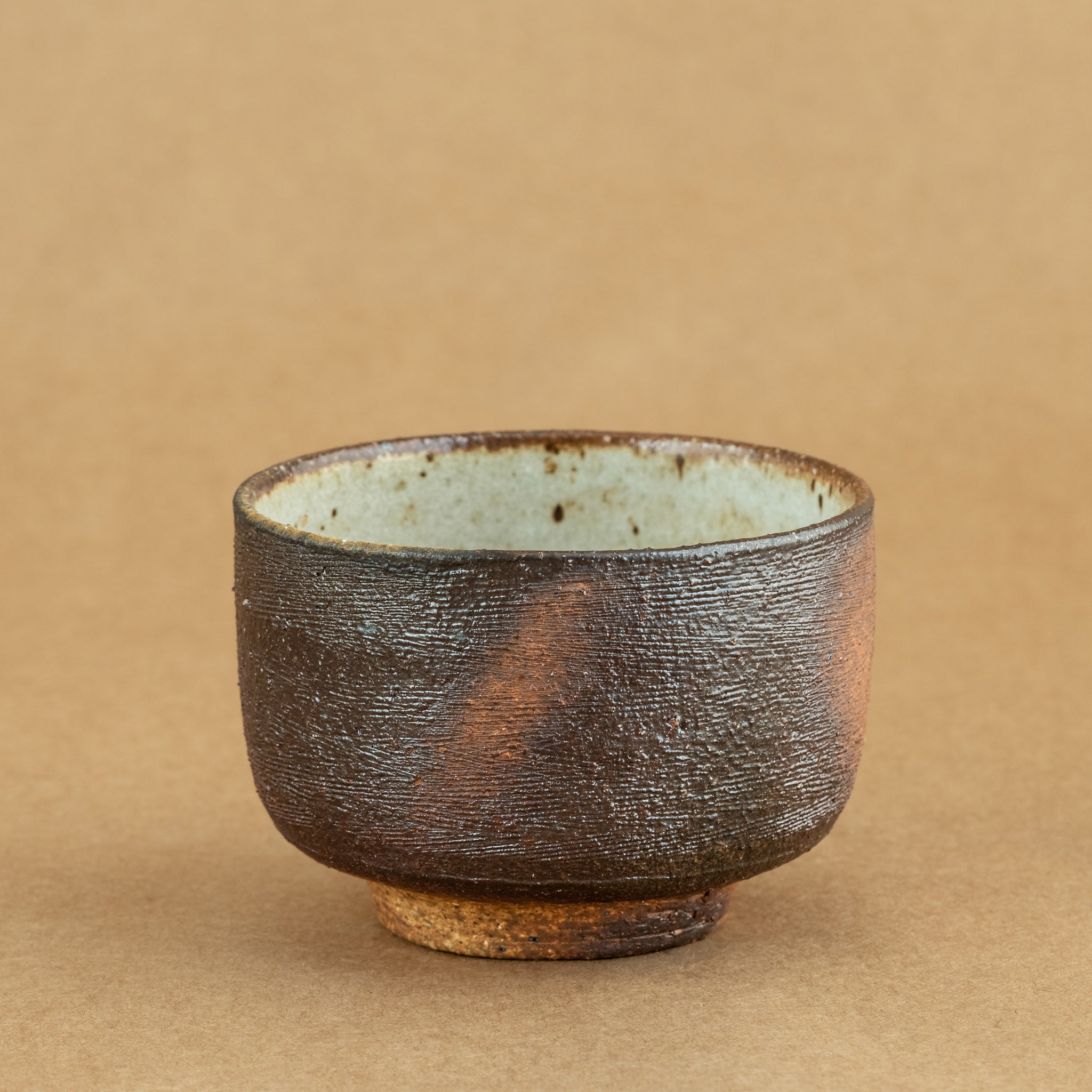 Shiboridashi de gres: Shiboridashi de gres, una pieza única para preparar y servir té de manera tradicional.
